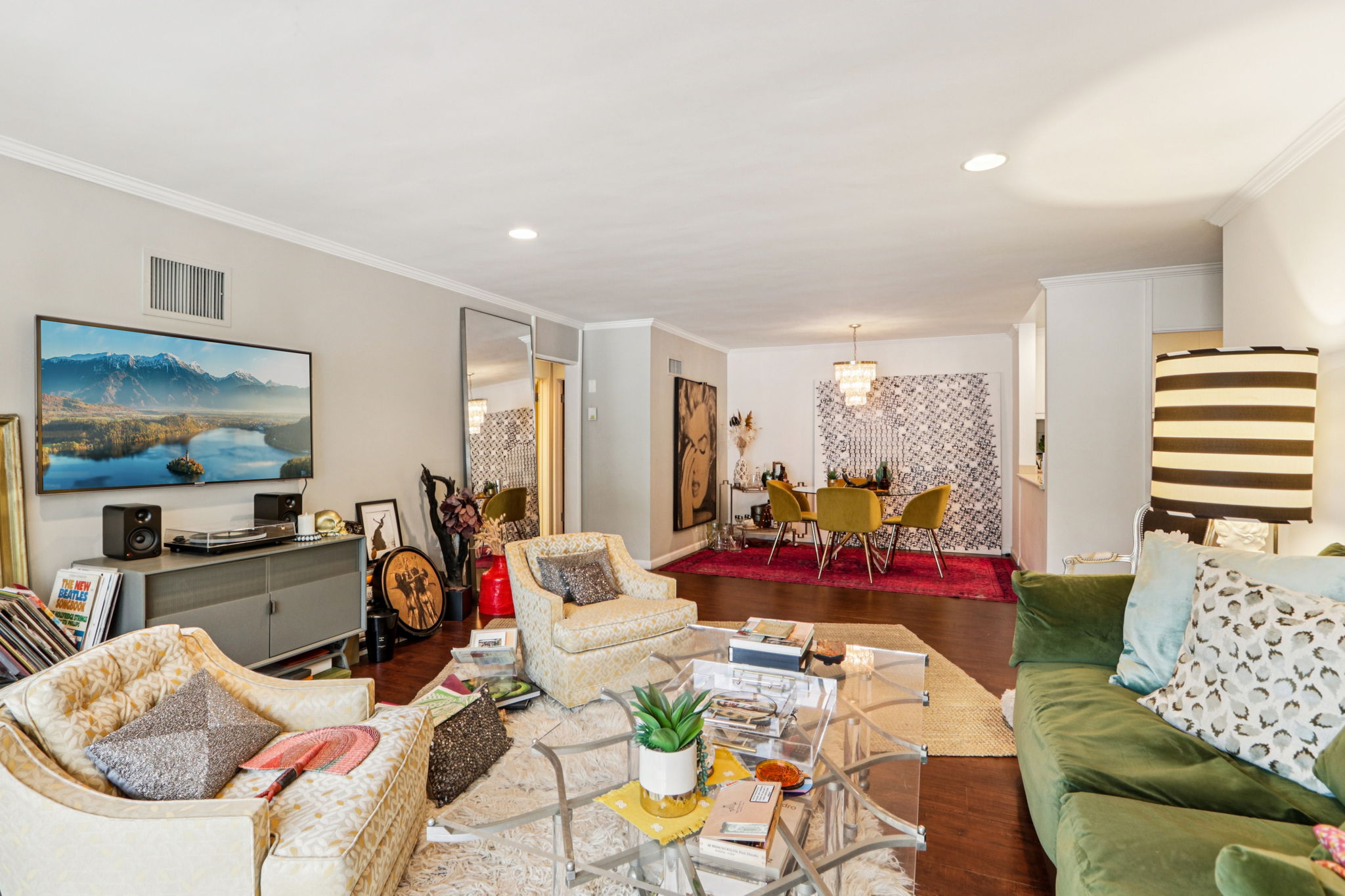 Spacious High Ceiling Livingroom