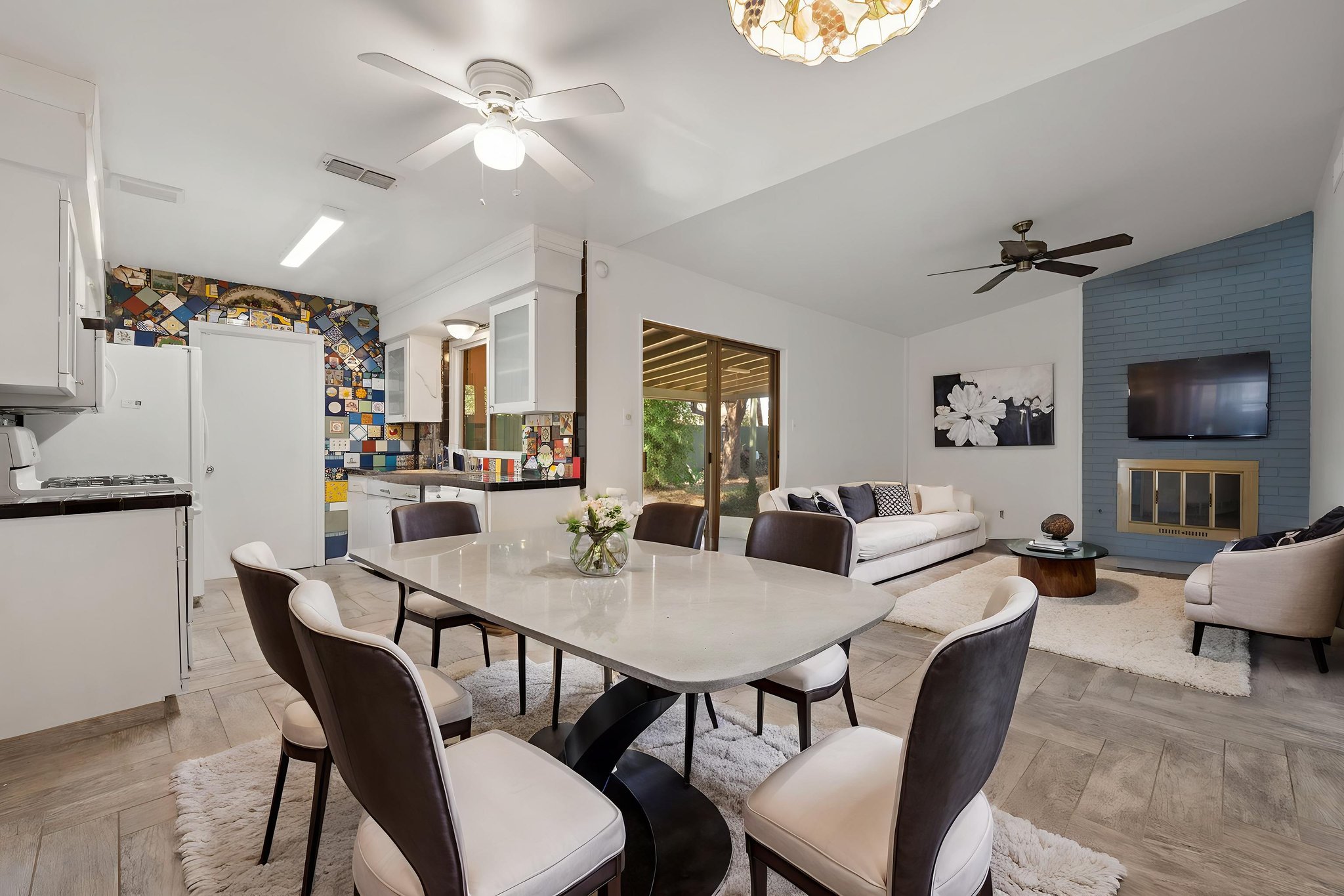 DSC_4976 virtually staged.jpeg