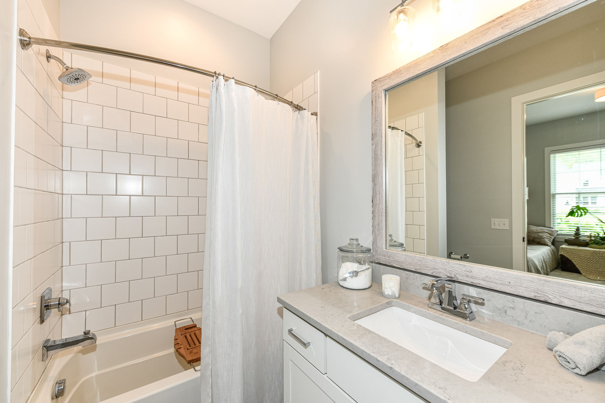 Full bath ensuite BR 2