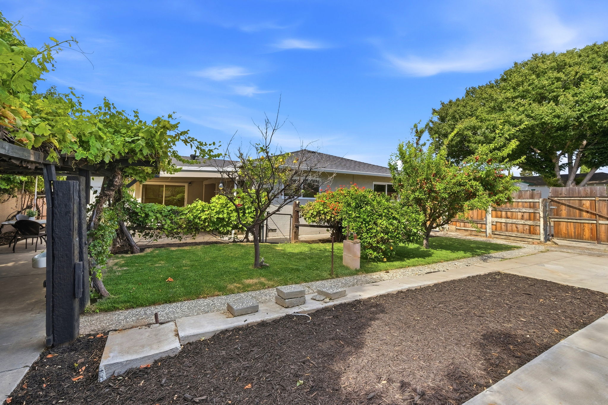 049_F8_1401 Monterey Dr