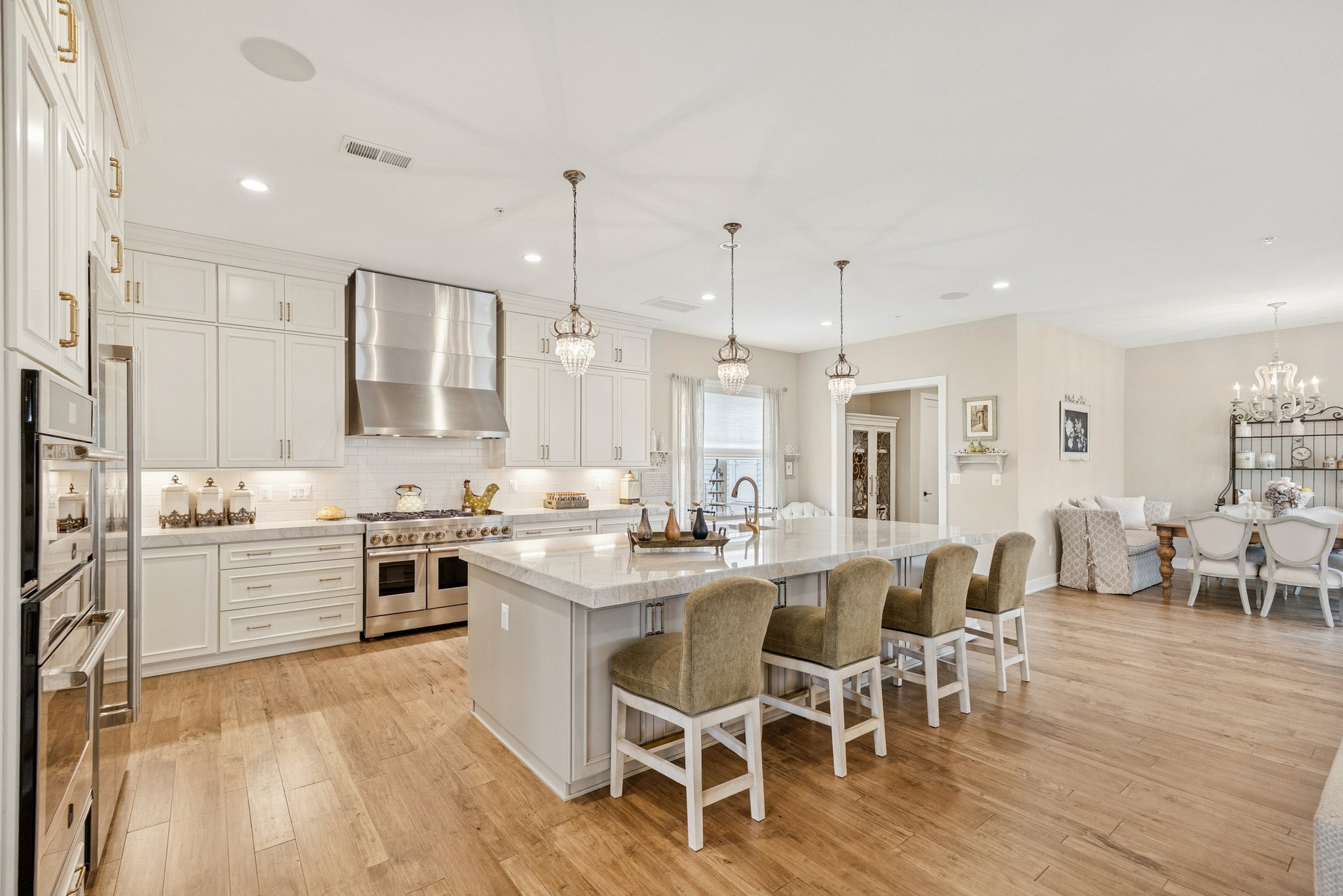 Gourmet Kitchen Open to Breakfast Area