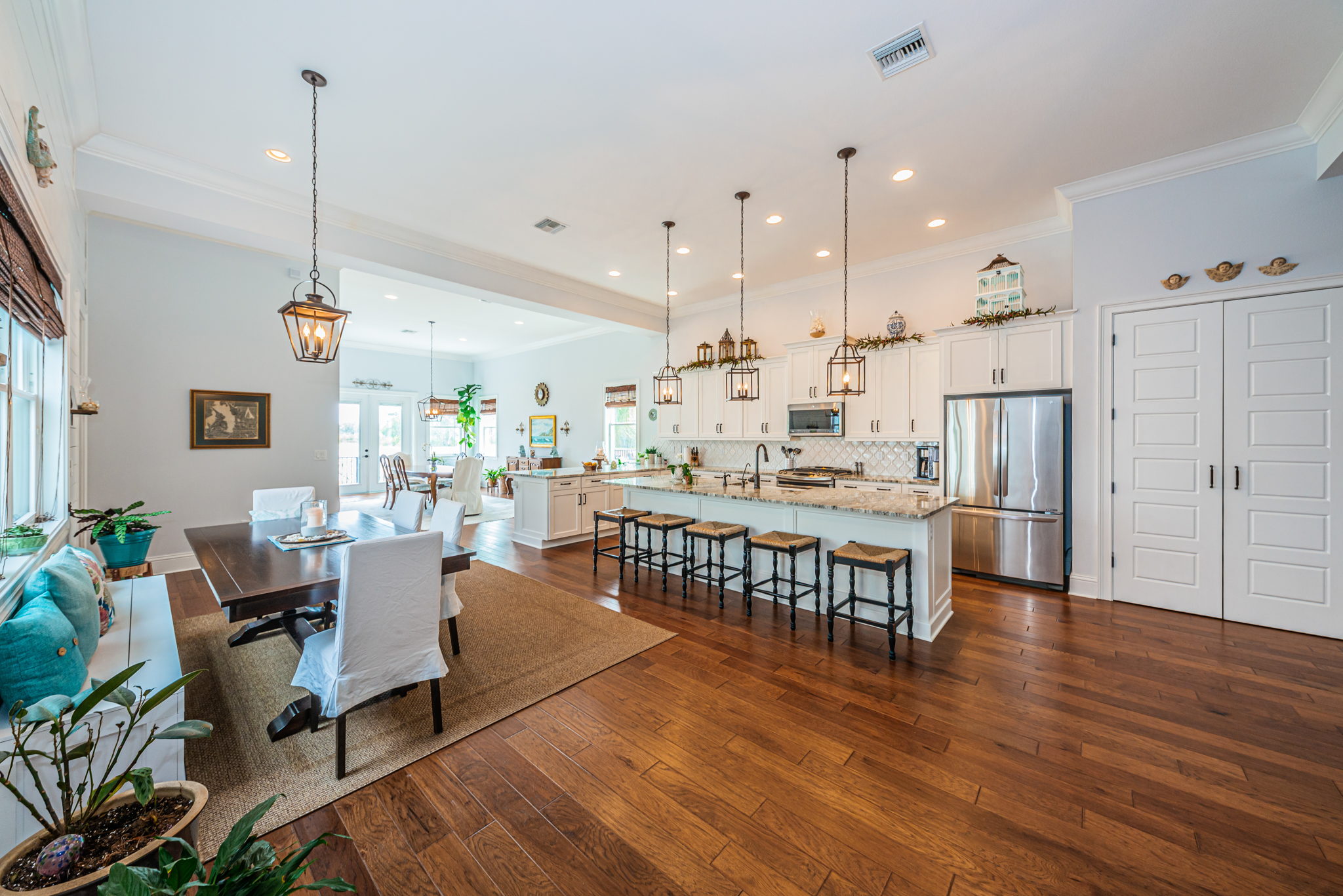 Kitchen Eat-in Area4