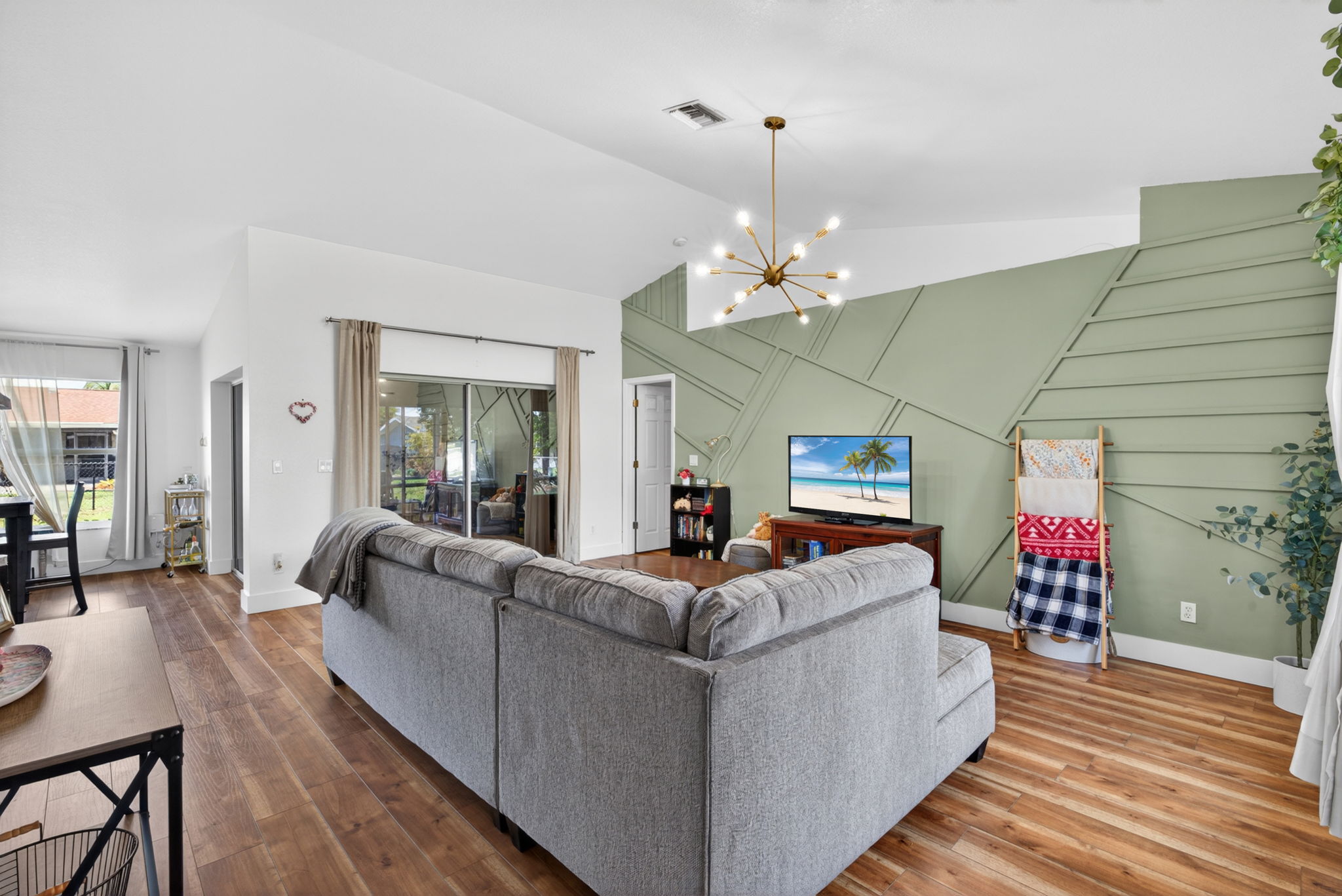 Living Room 3 of 5