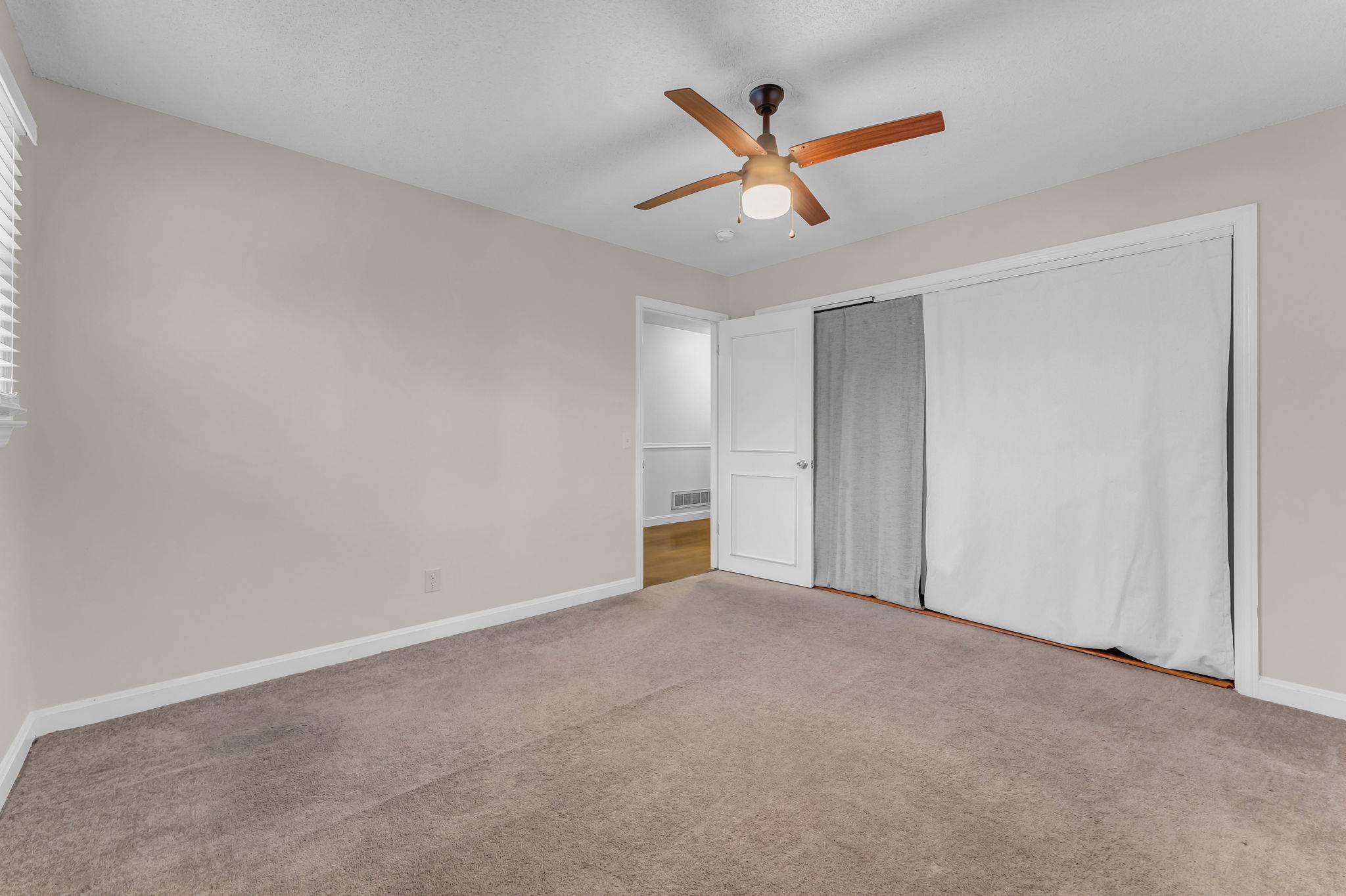 Bedroom 2 / Large Closet