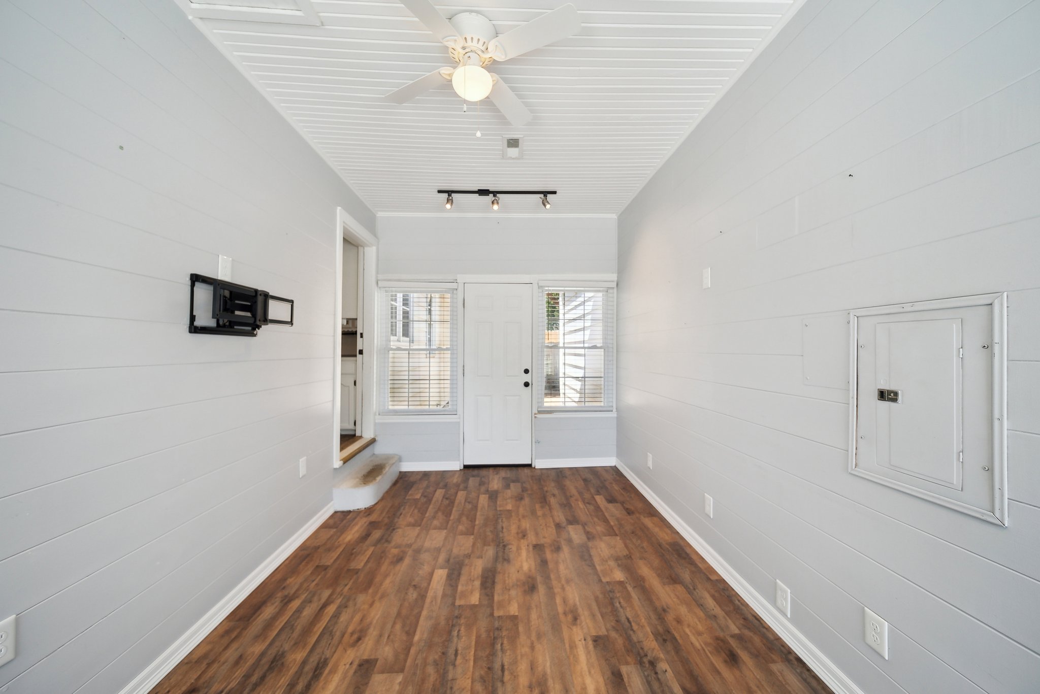 Flex room and door to back yard