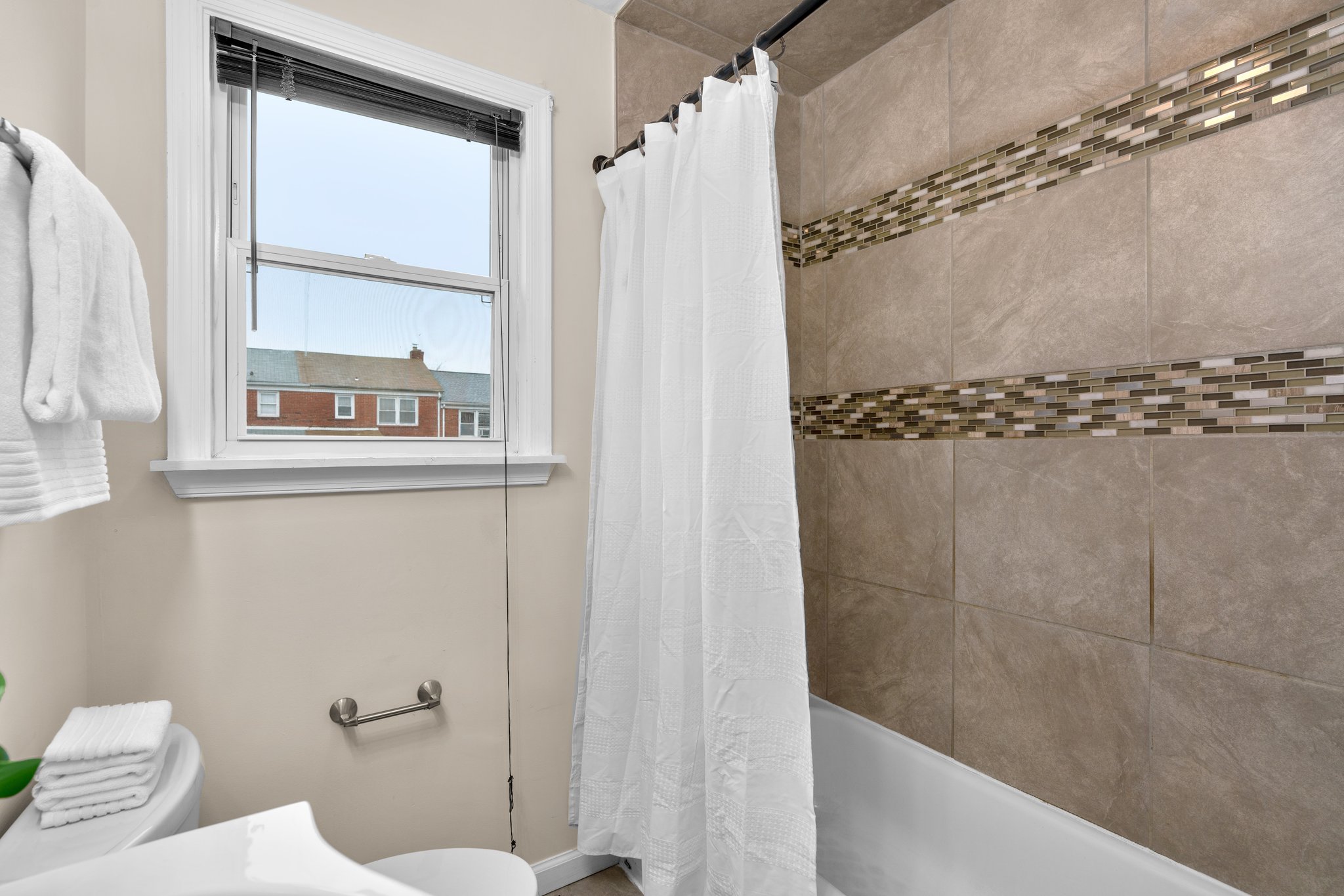 28. 1405 N Linwood Ave.jpg