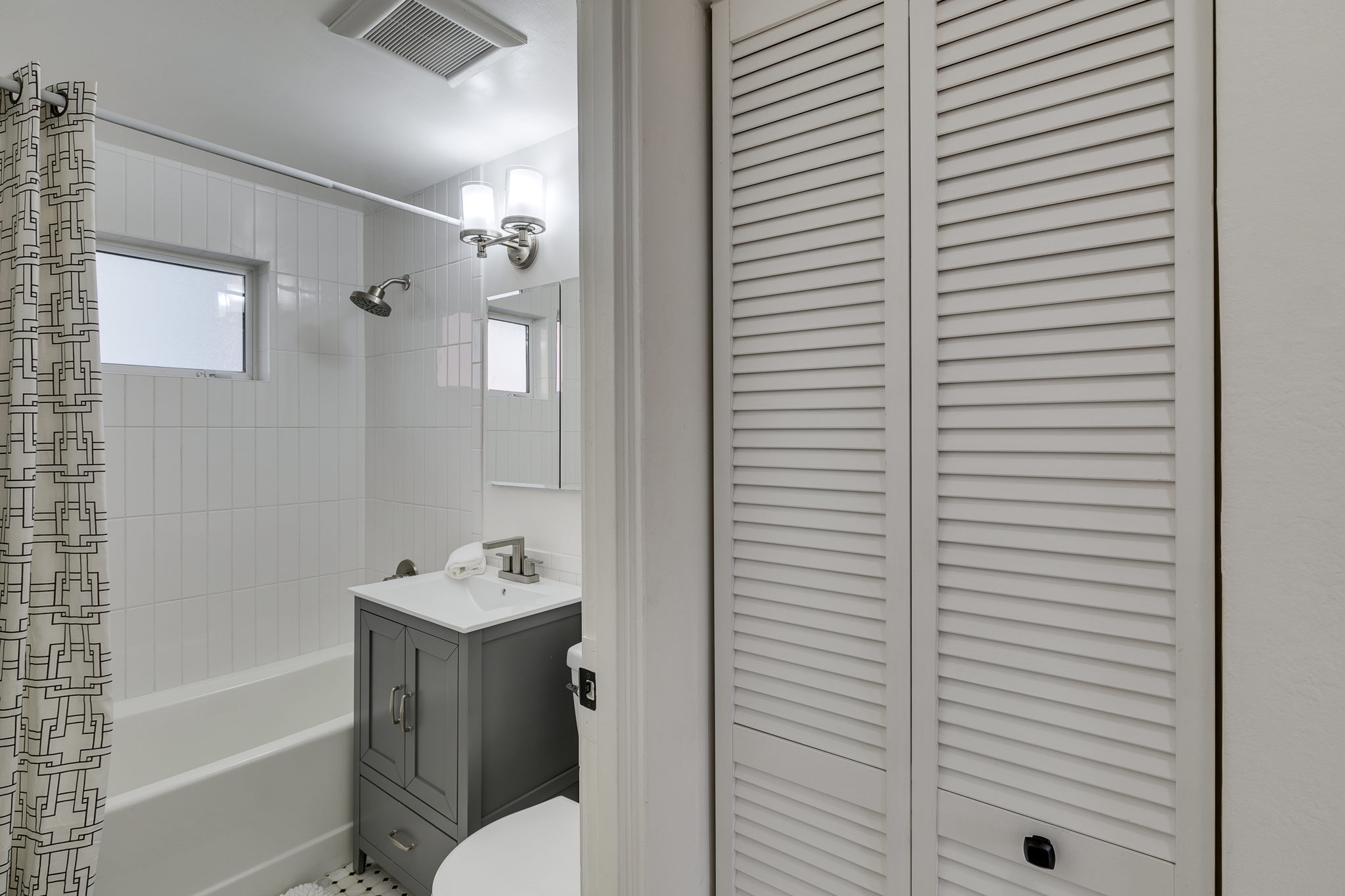 14052 Midvale Ave N, Seattle, WA 98133, USA Photo 18