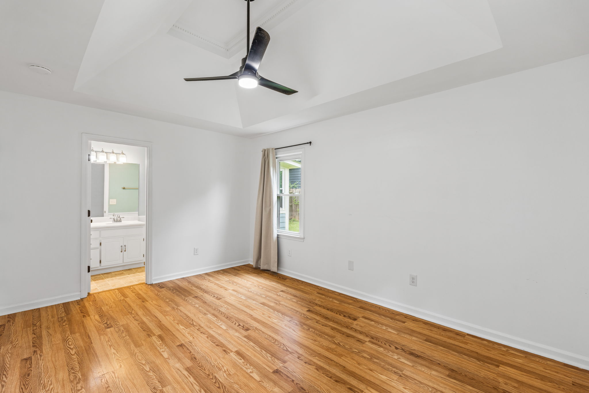 Primary Bedroom w/ en-suite bathroom