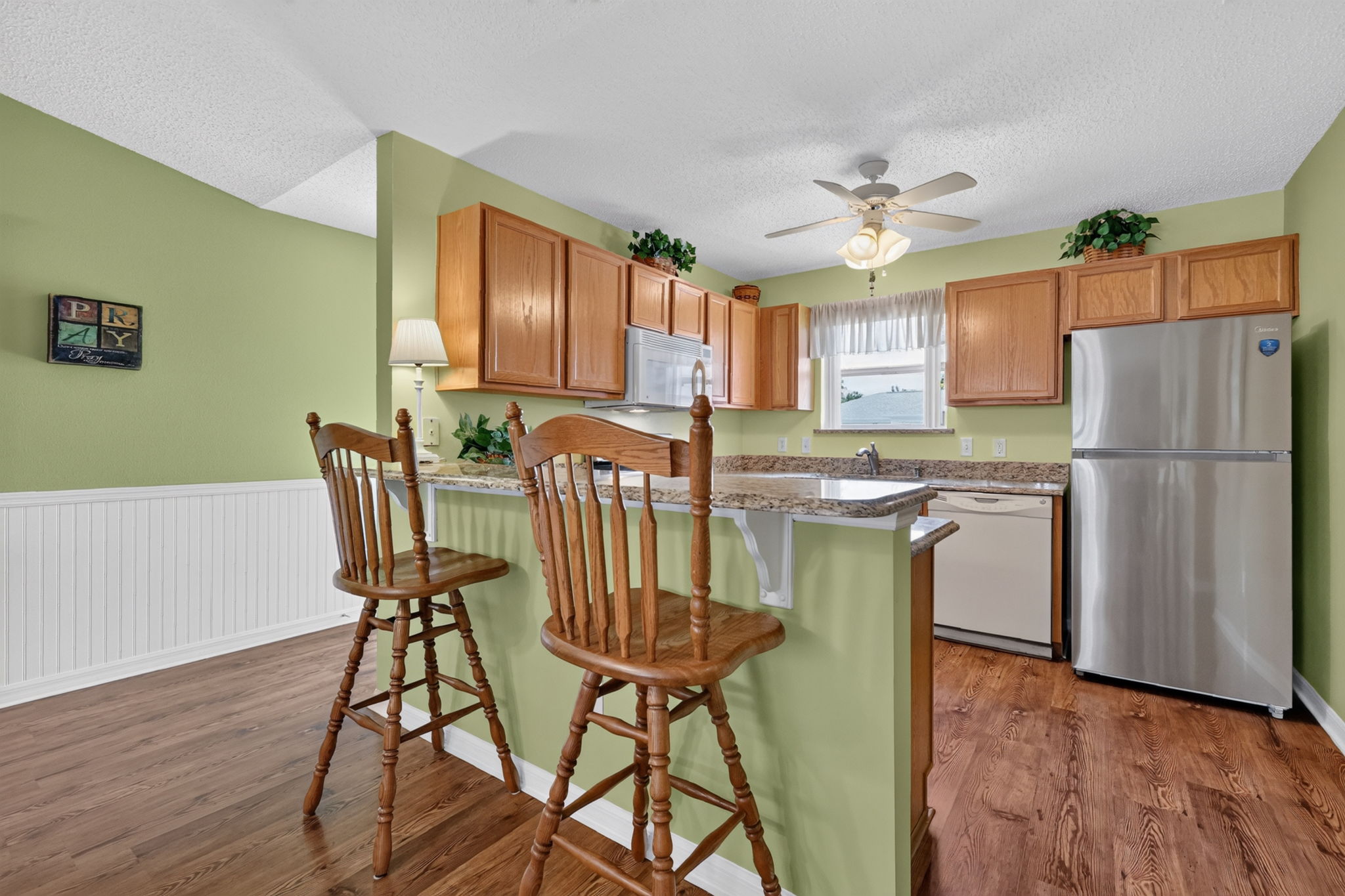 Kitchen Eat-In Breakfast Bar