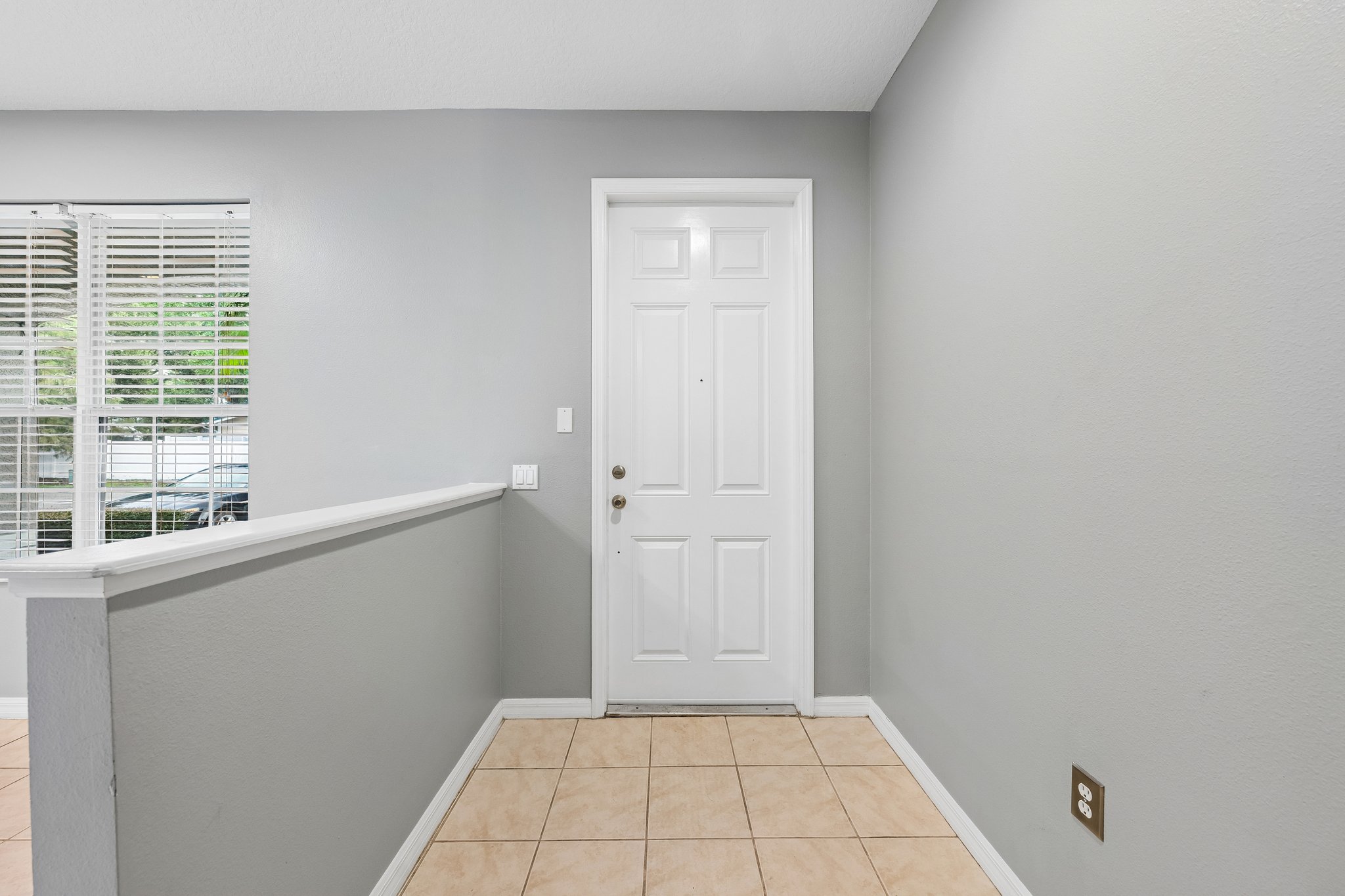Christie Dr-S1210-002.jpg