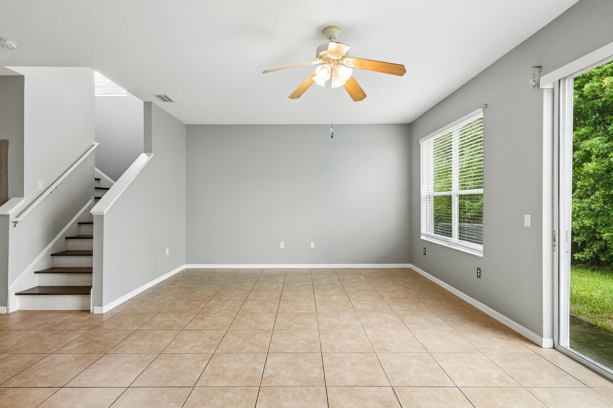 Christie Dr-S1210-003.jpg