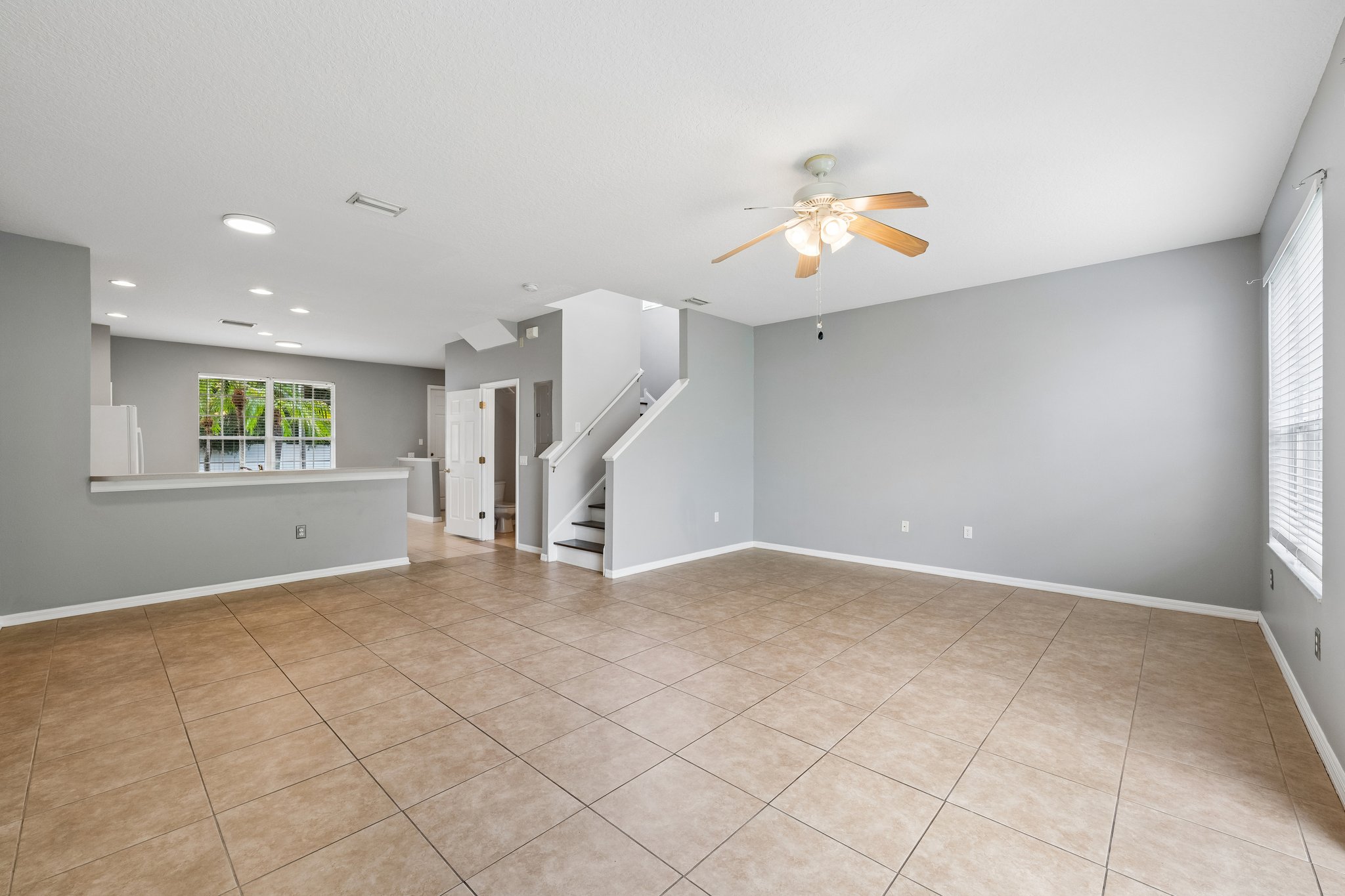 Christie Dr-S1210-004.jpg
