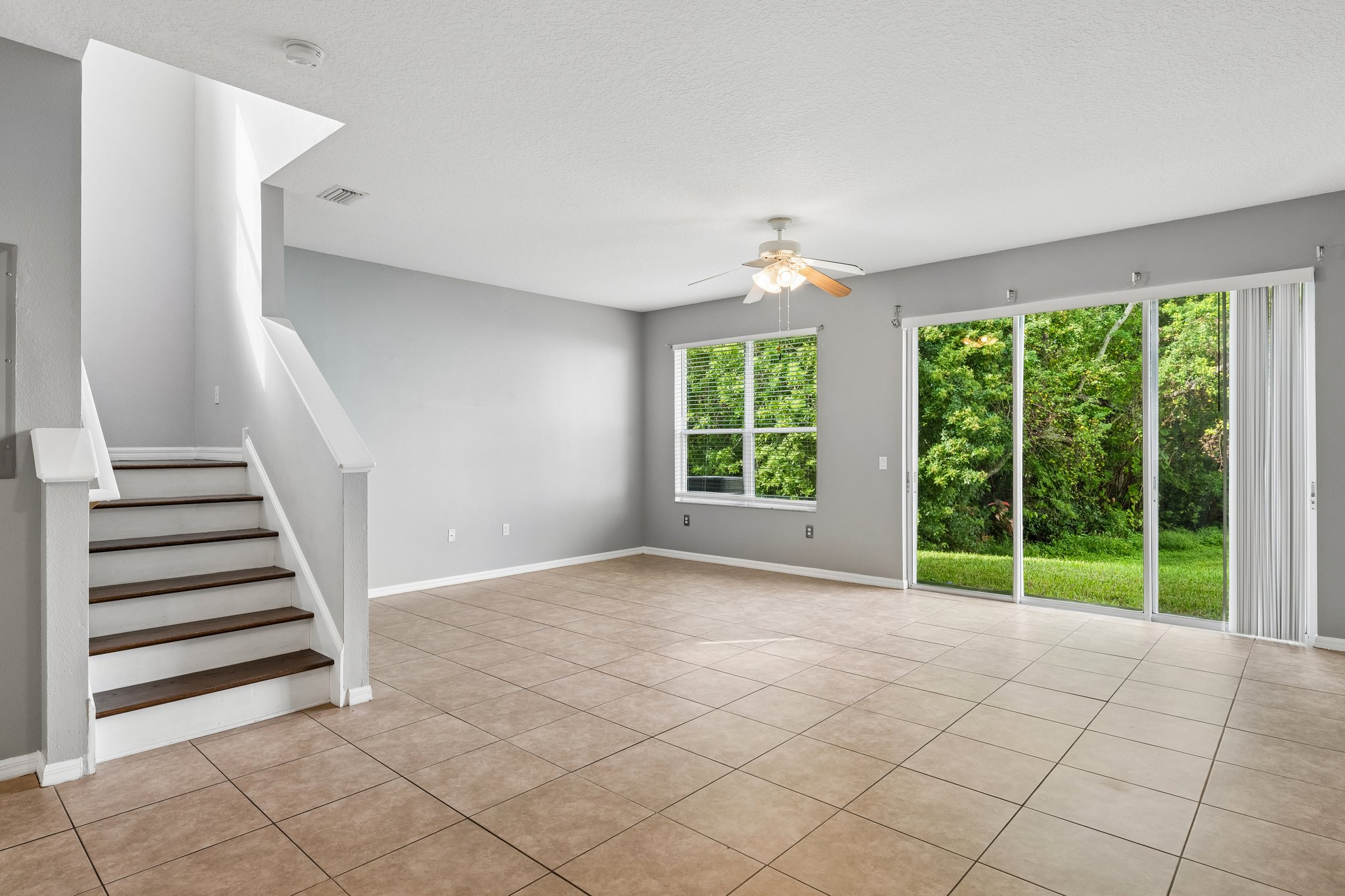 Christie Dr-S1210-006.jpg