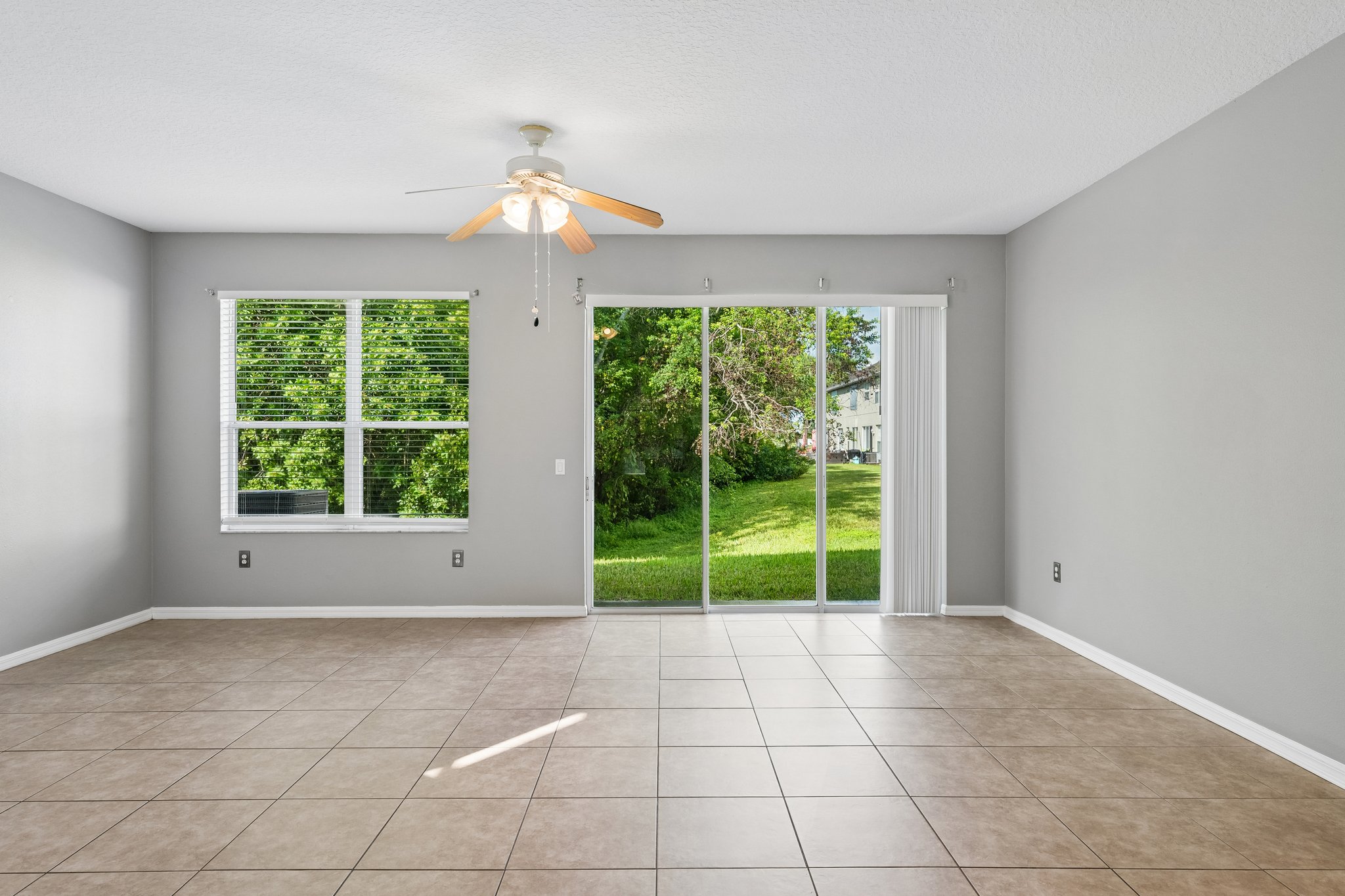 Christie Dr-S1210-007.jpg