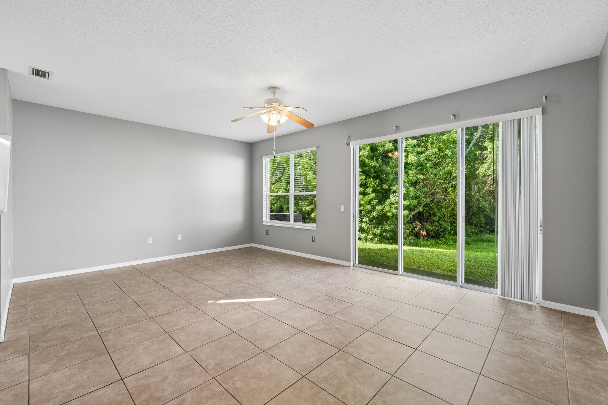 Christie Dr-S1210-008.jpg