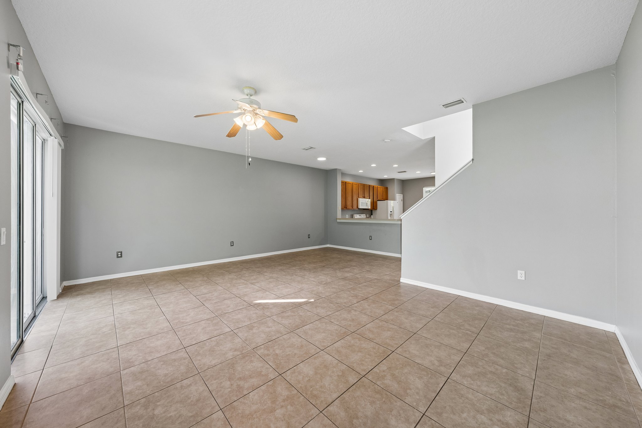 Christie Dr-S1210-010.jpg
