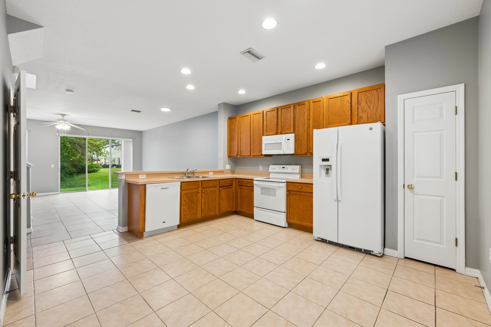 Christie Dr-S1210-013.jpg