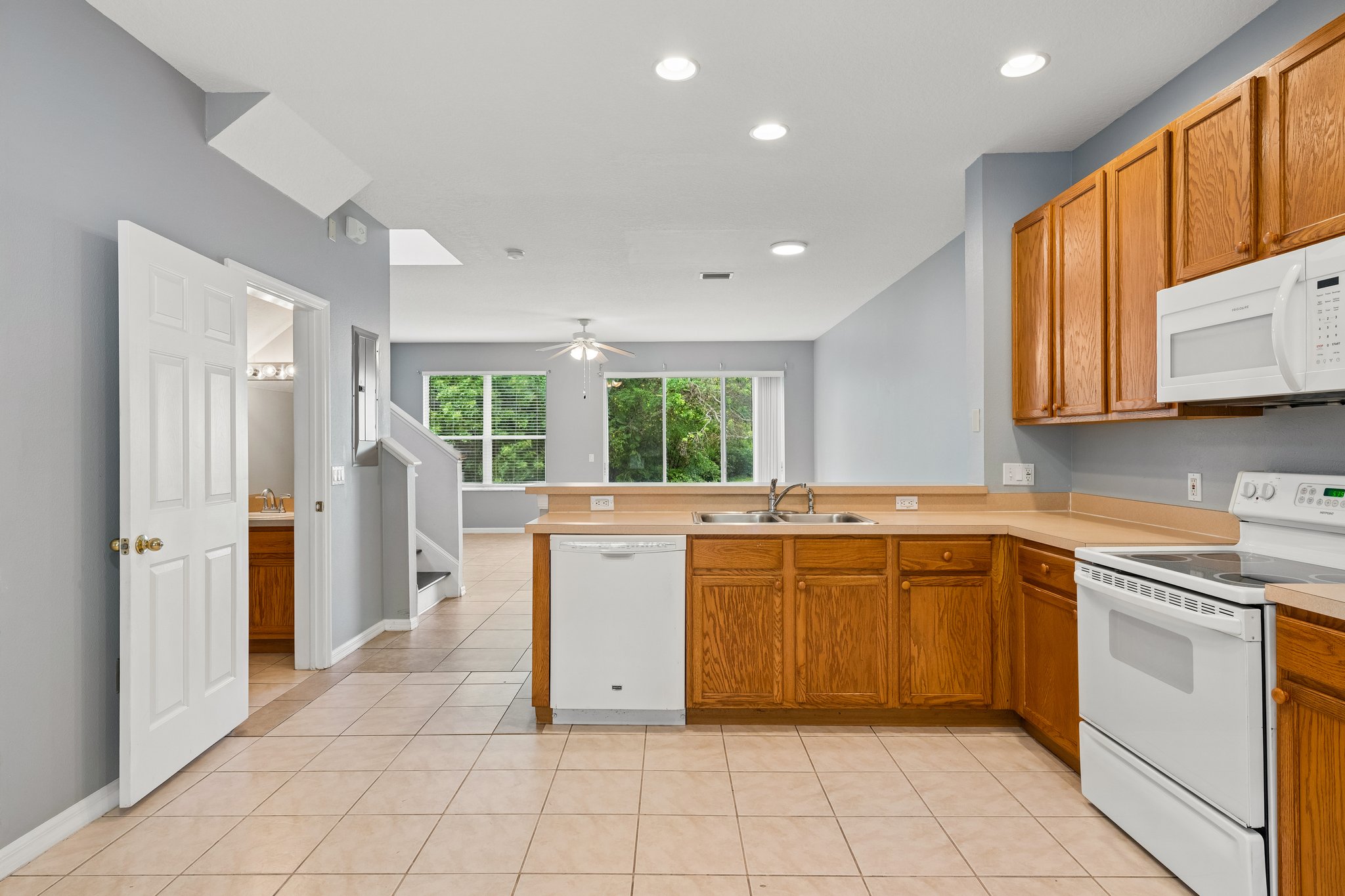 Christie Dr-S1210-016.jpg