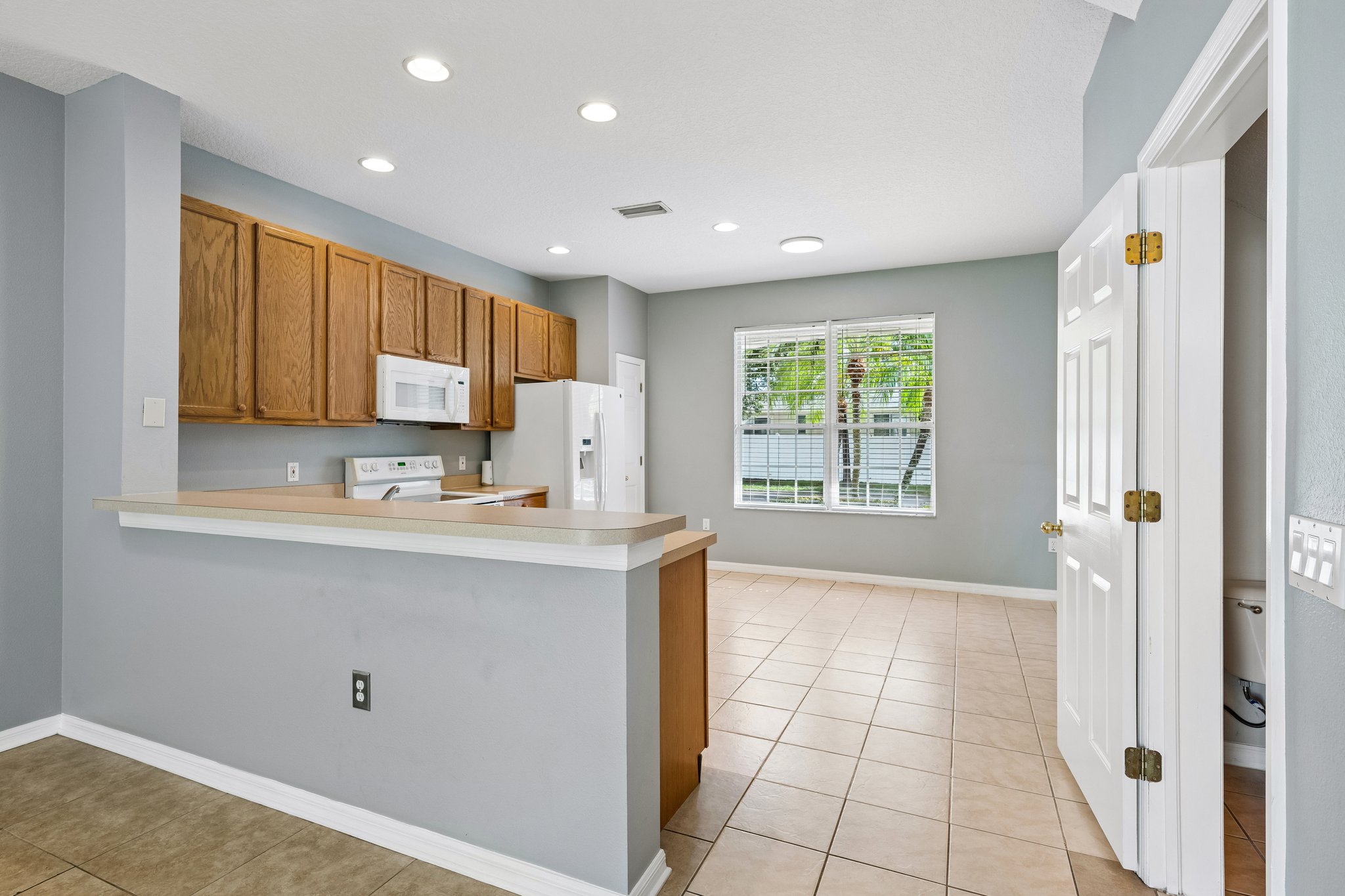 Christie Dr-S1210-017.jpg