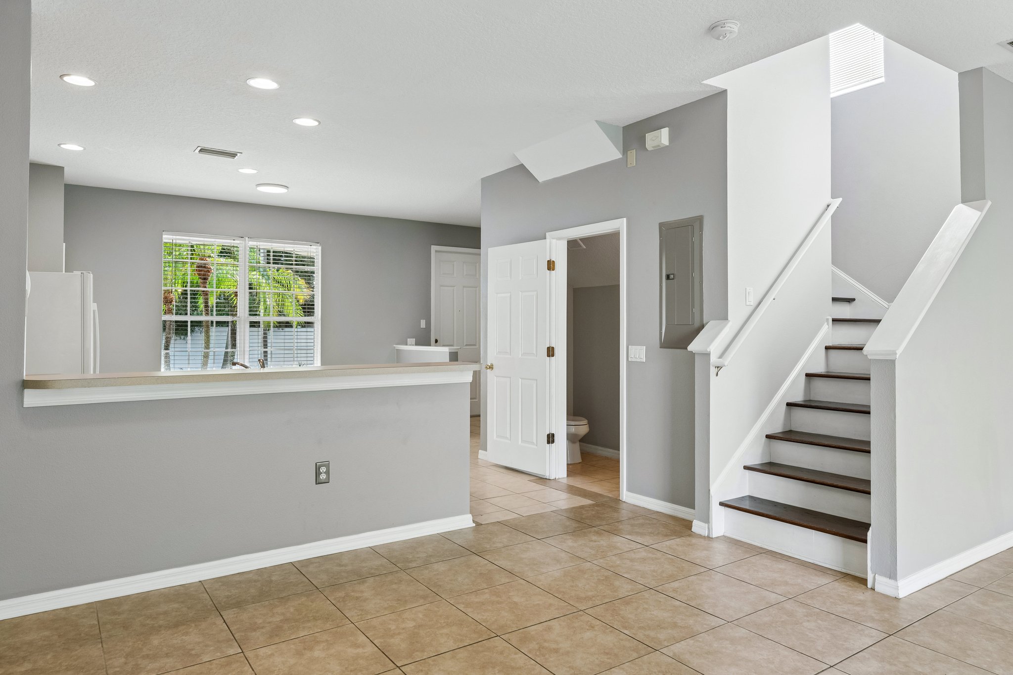Christie Dr-S1210-020.jpg
