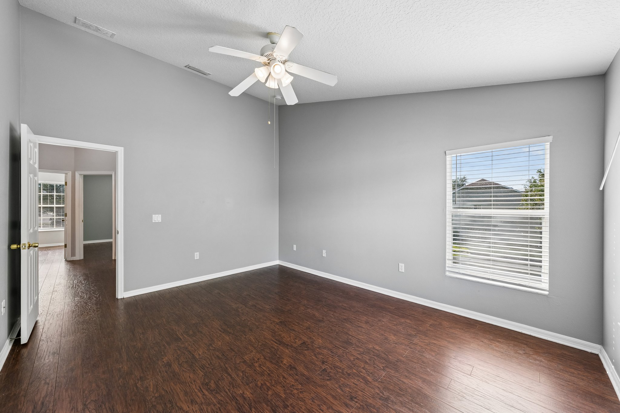 Christie Dr-S1210-024.jpg