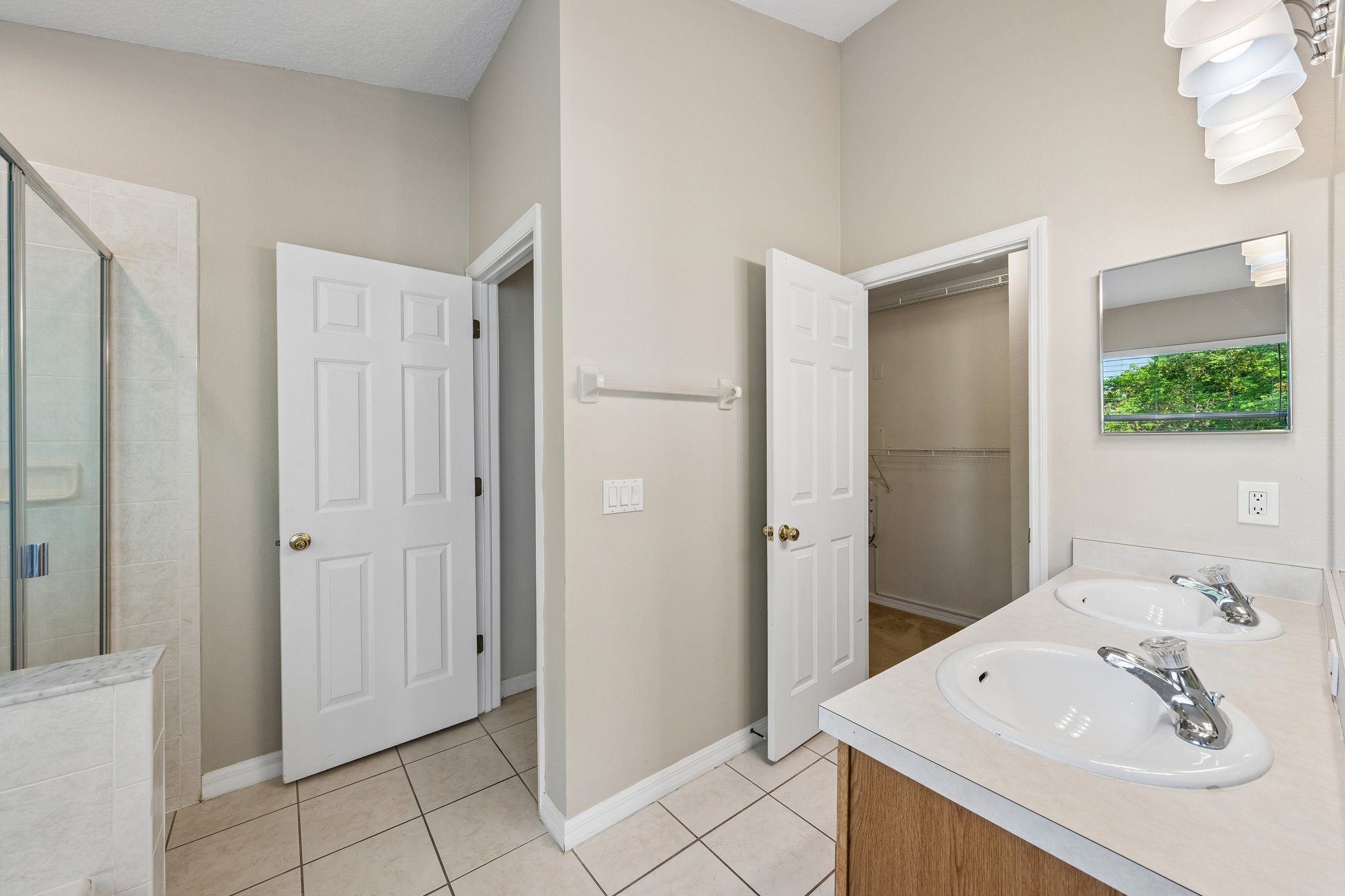 Christie Dr-S1210-025.jpg