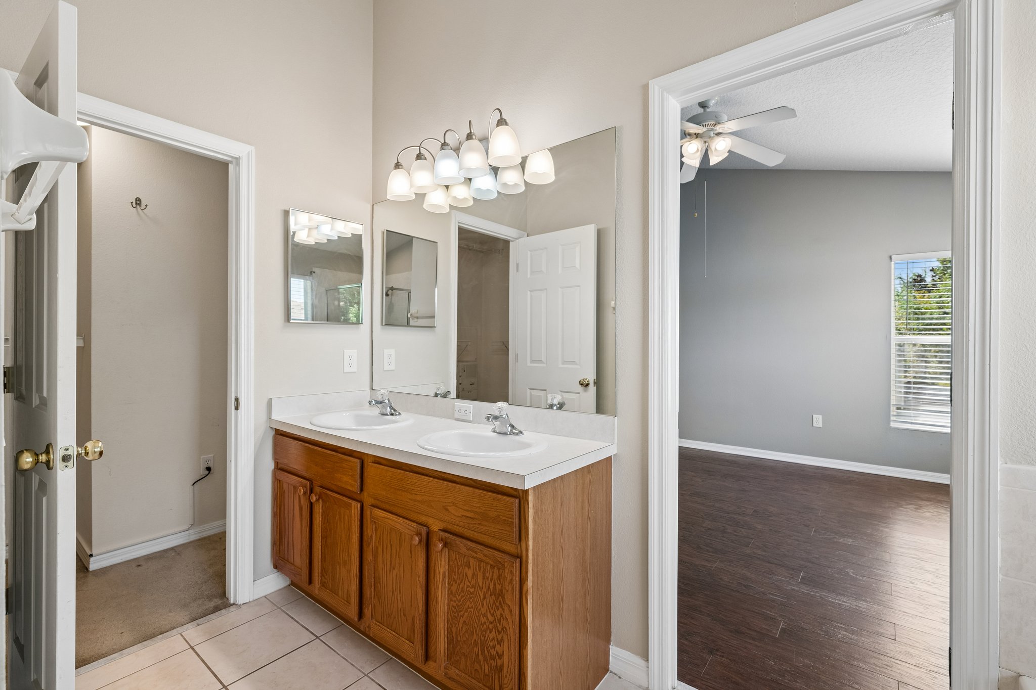 Christie Dr-S1210-026.jpg