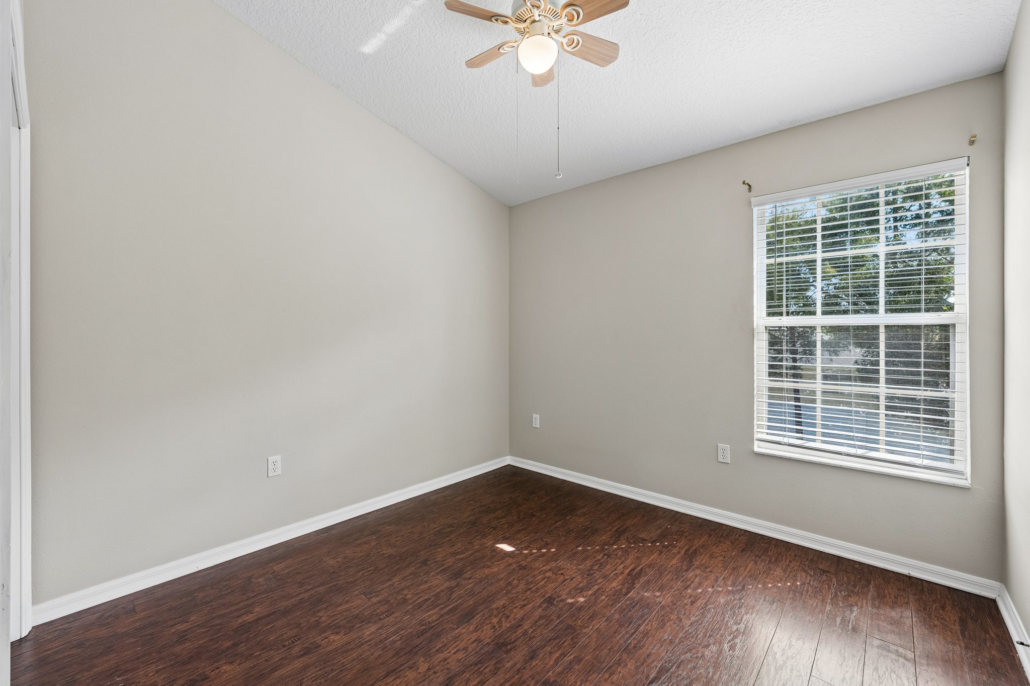 Christie Dr-S1210-031.jpg