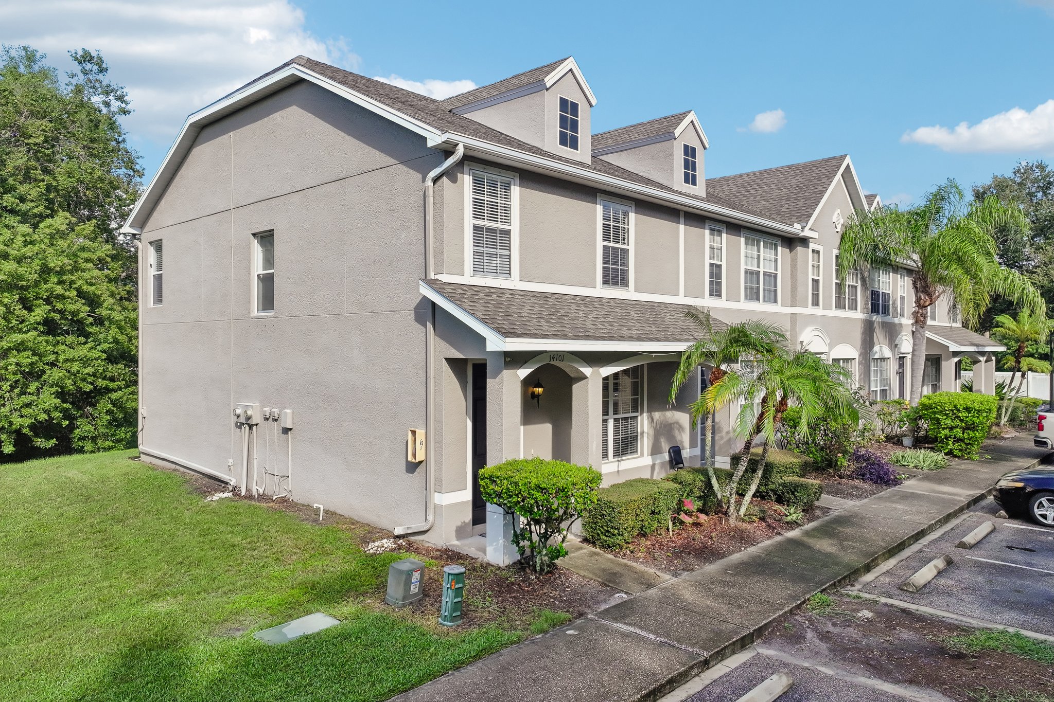 Christie Dr-S1210-039.jpg