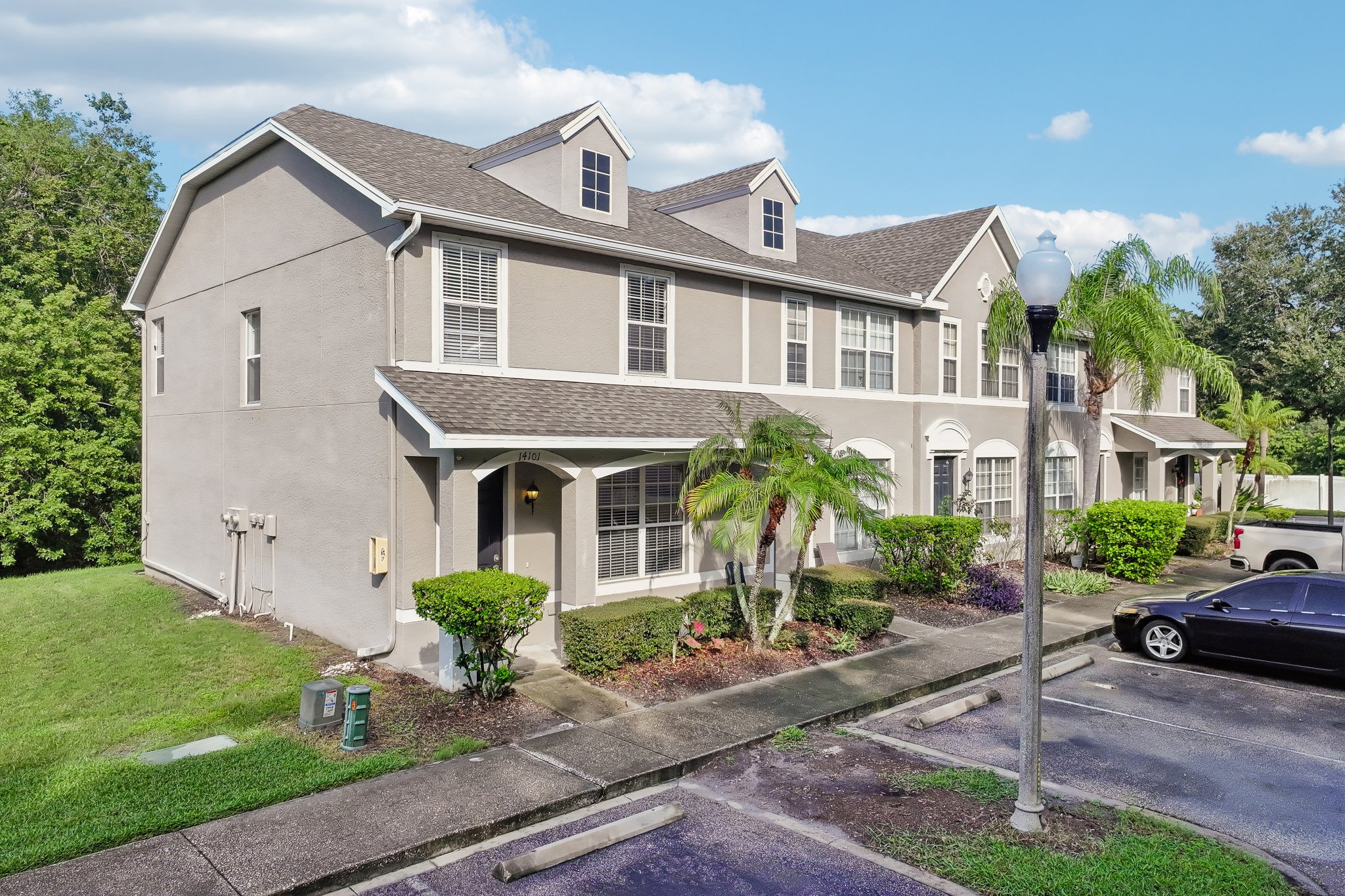 Christie Dr-S1210-040.jpg