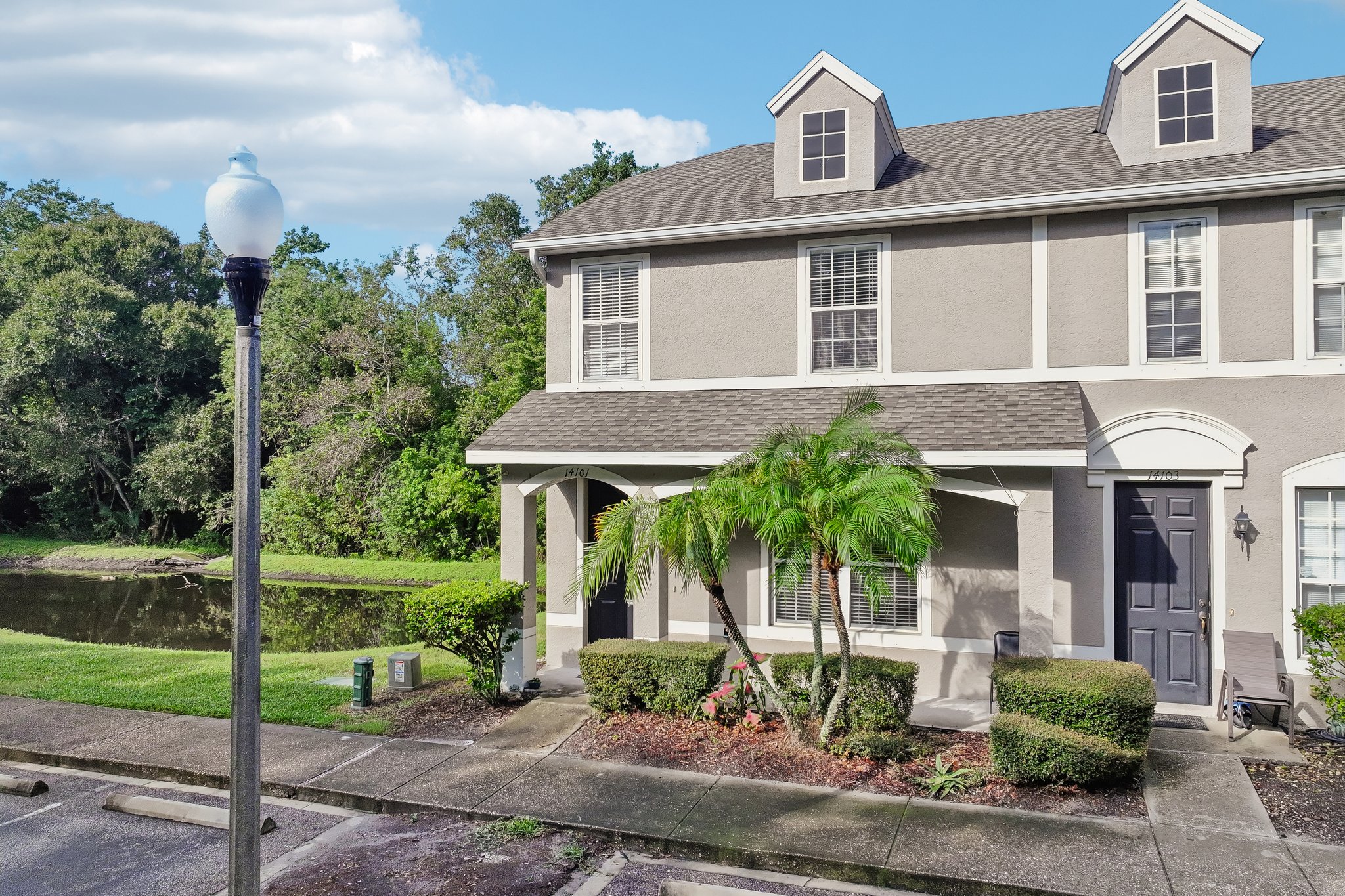 Christie Dr-S1210-042.jpg