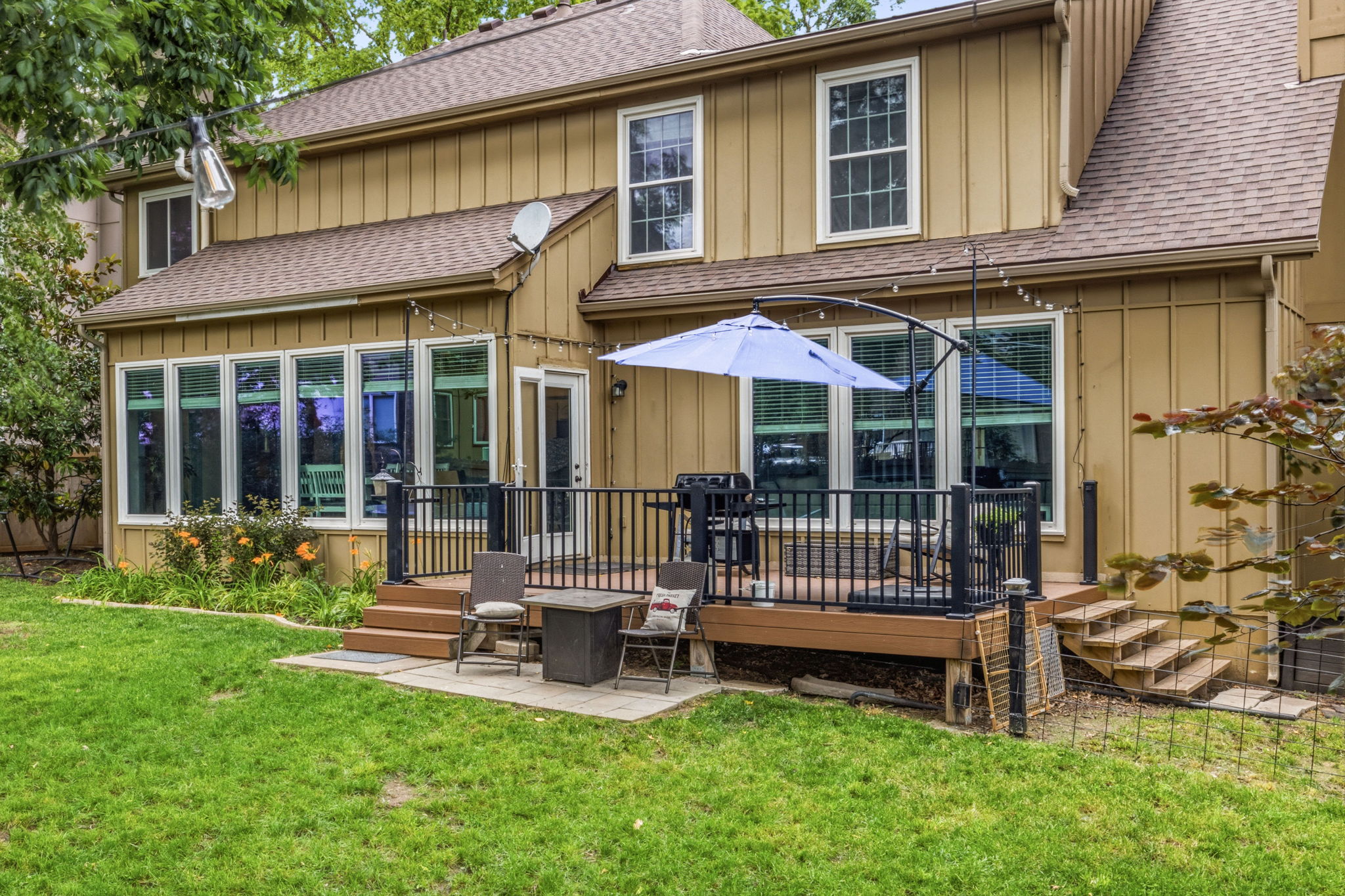Trex deck with metal railing