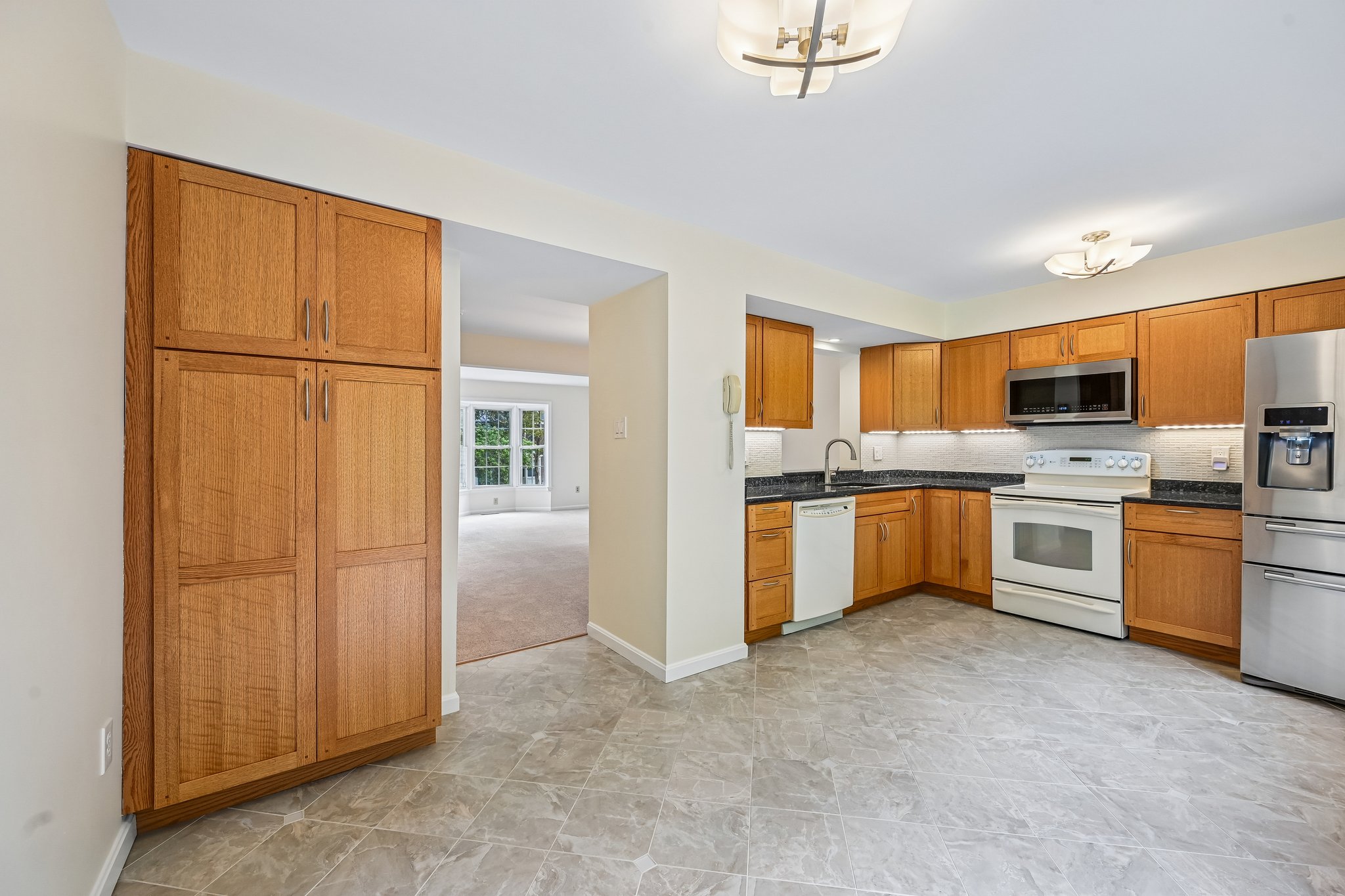 Oakpointe Dr-S0110-020.jpg