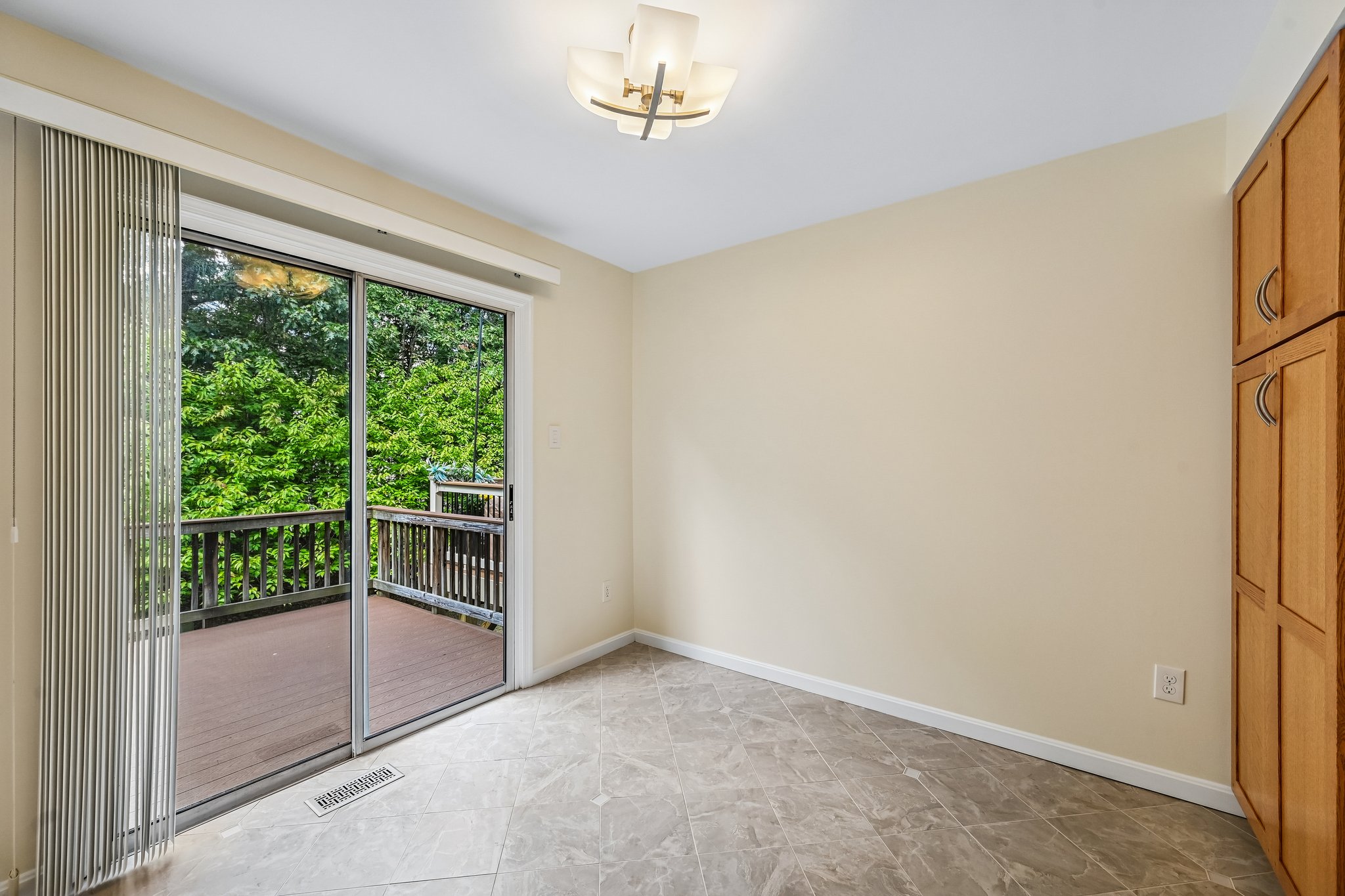 Oakpointe Dr-S0110-021.jpg