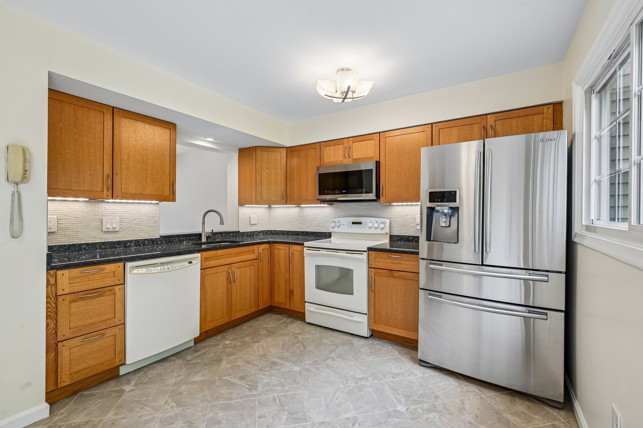 Oakpointe Dr-S0110-023.jpg
