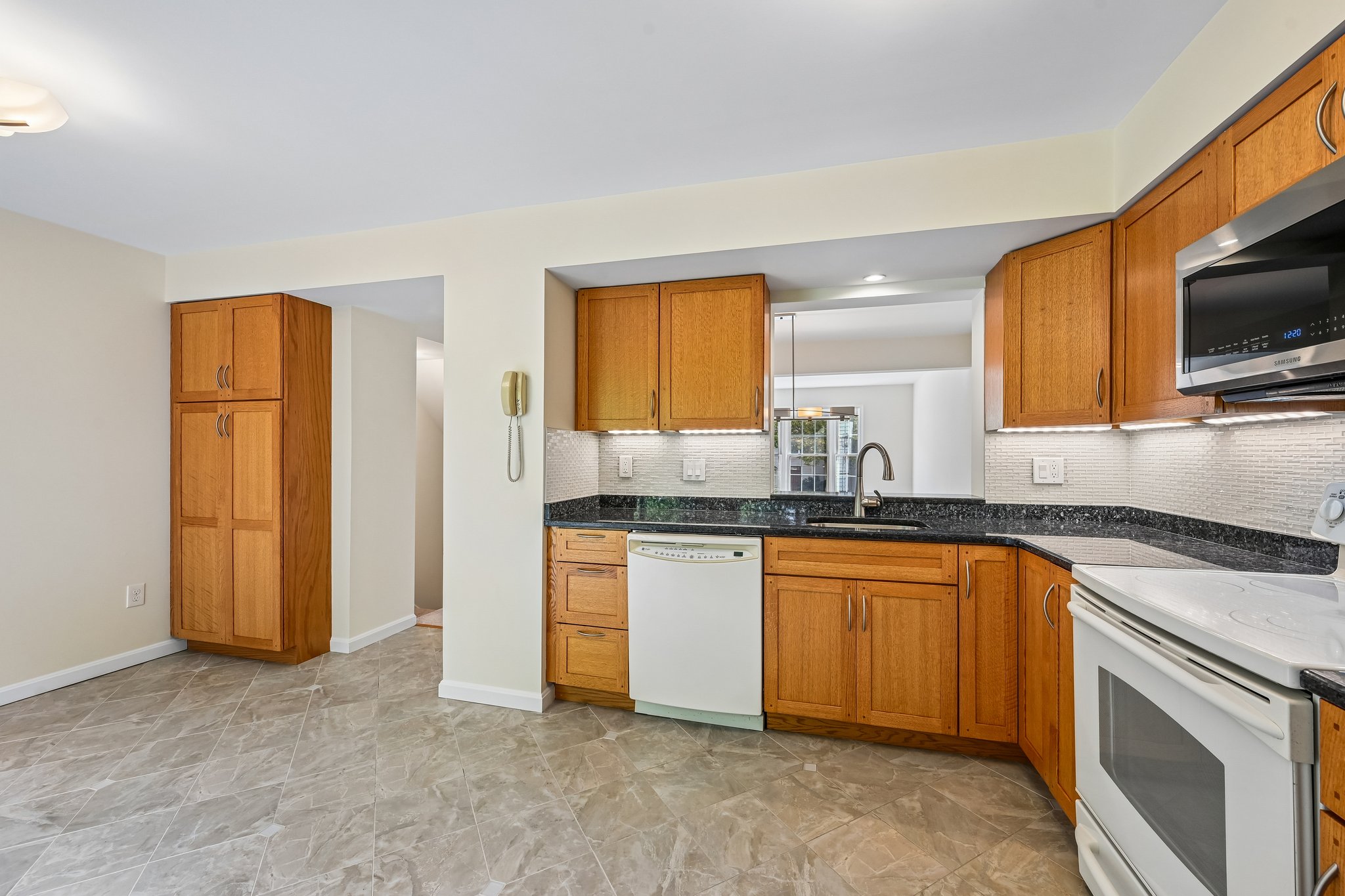 Oakpointe Dr-S0110-024.jpg