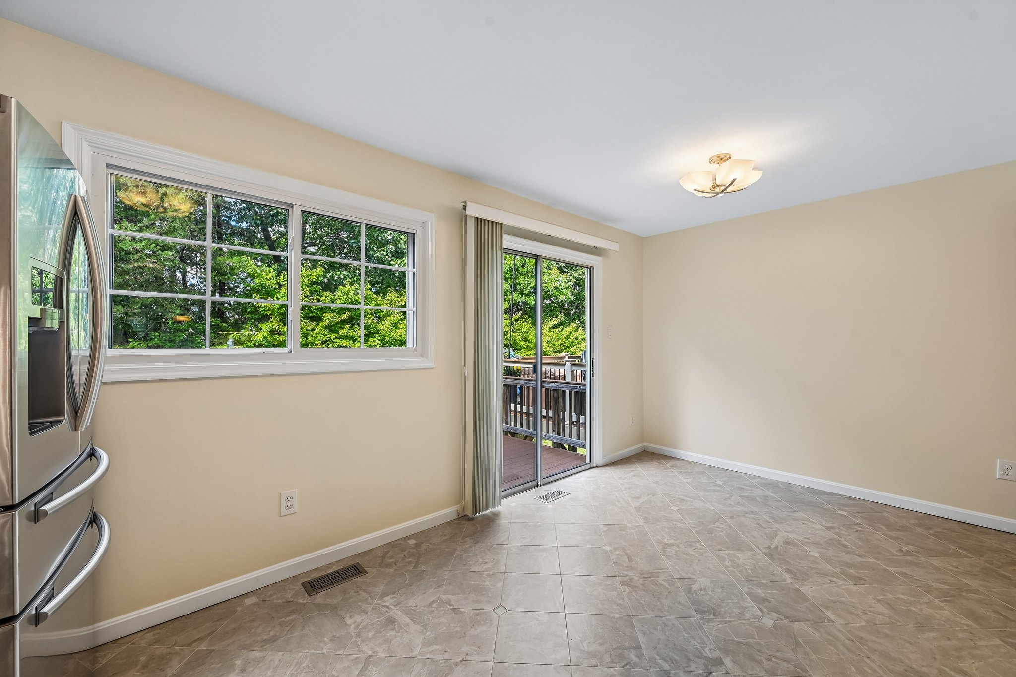 Oakpointe Dr-S0110-025.jpg