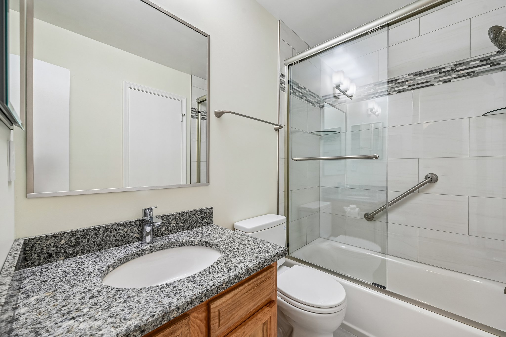 Oakpointe Dr-S0110-030.jpg