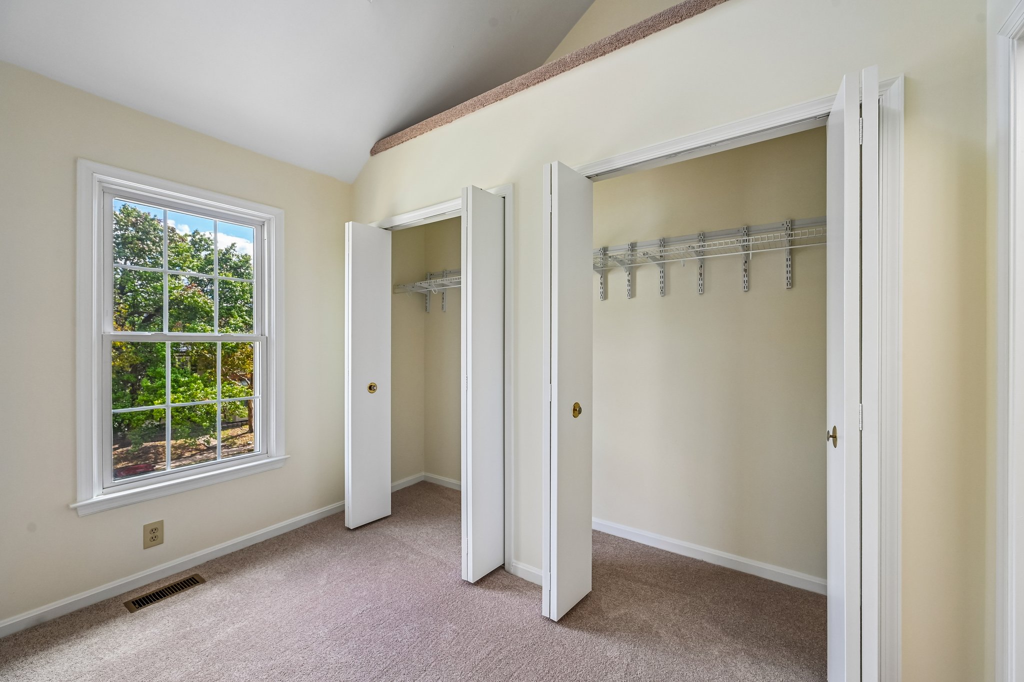 Oakpointe Dr-S0110-031.jpg