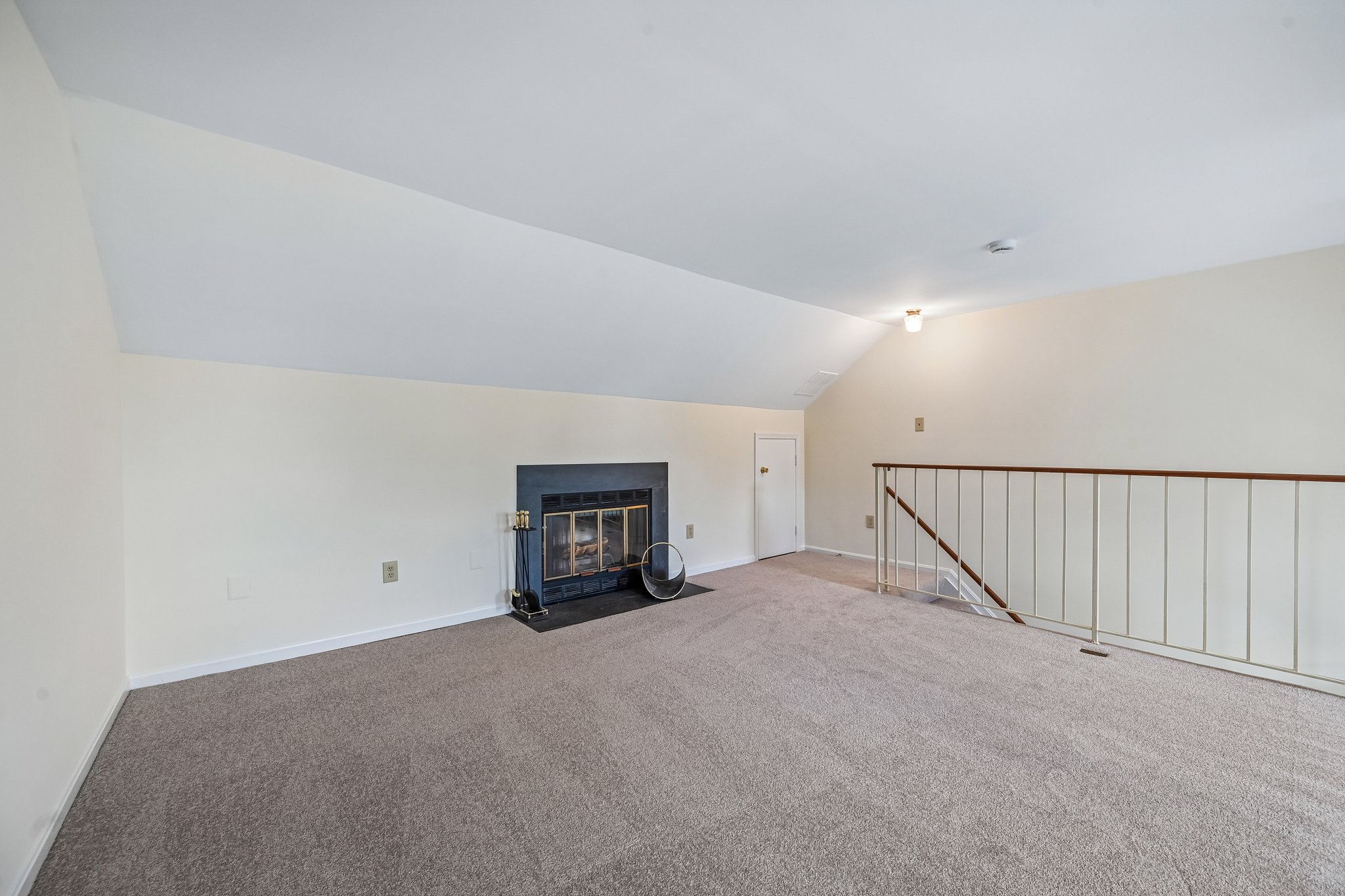 Oakpointe Dr-S0110-038.jpg