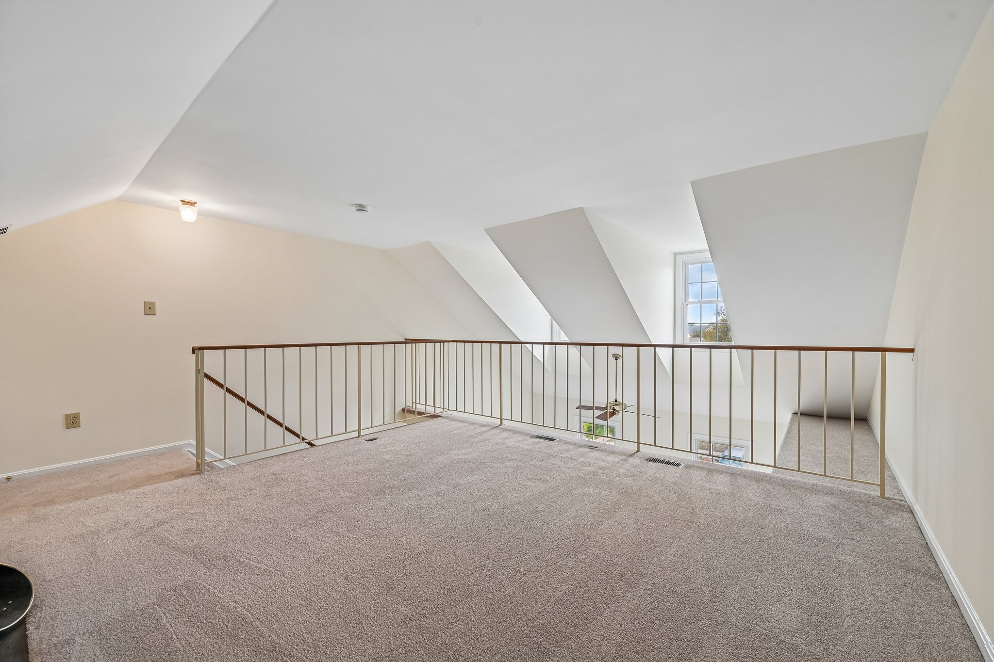 Oakpointe Dr-S0110-039.jpg