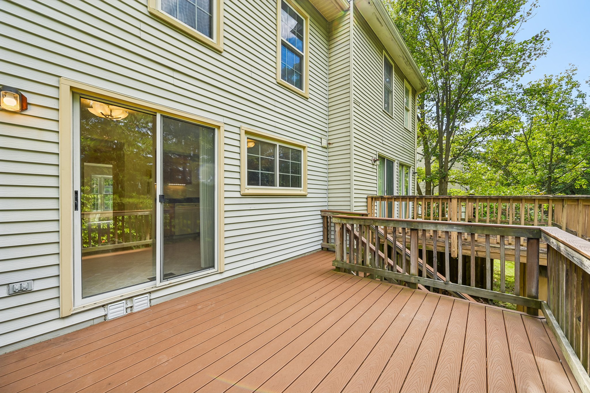 Oakpointe Dr-S0110-048.jpg