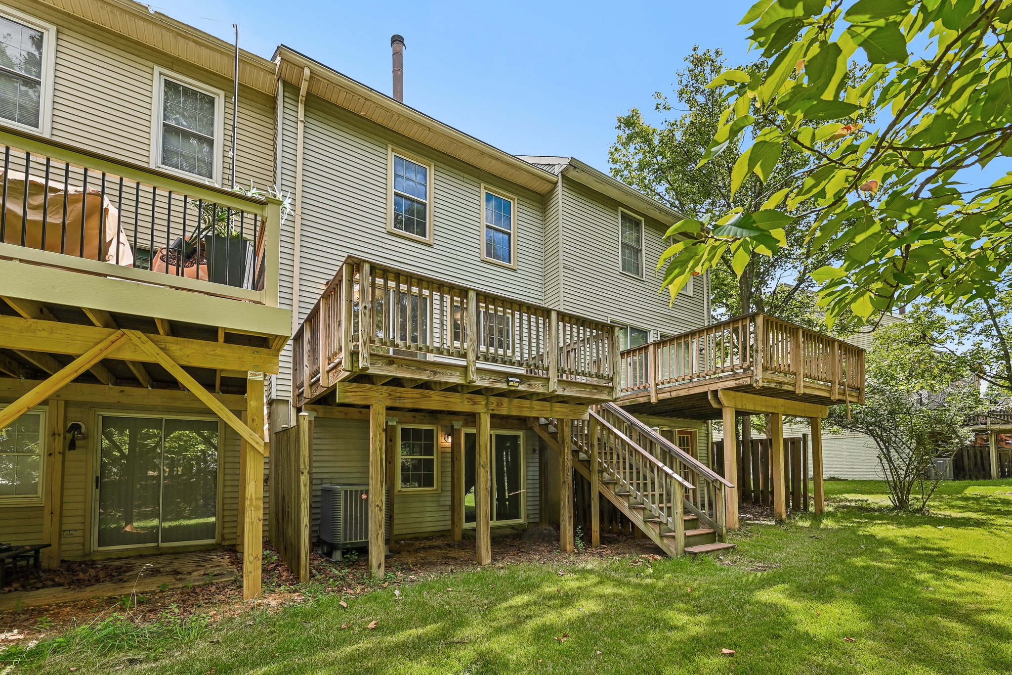 Oakpointe Dr-S0110-054.jpg