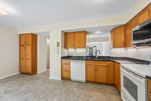 Oakpointe Dr-S0110-024.jpg
