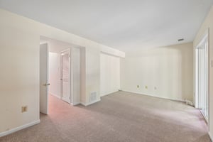 Oakpointe Dr-S0110-044.jpg