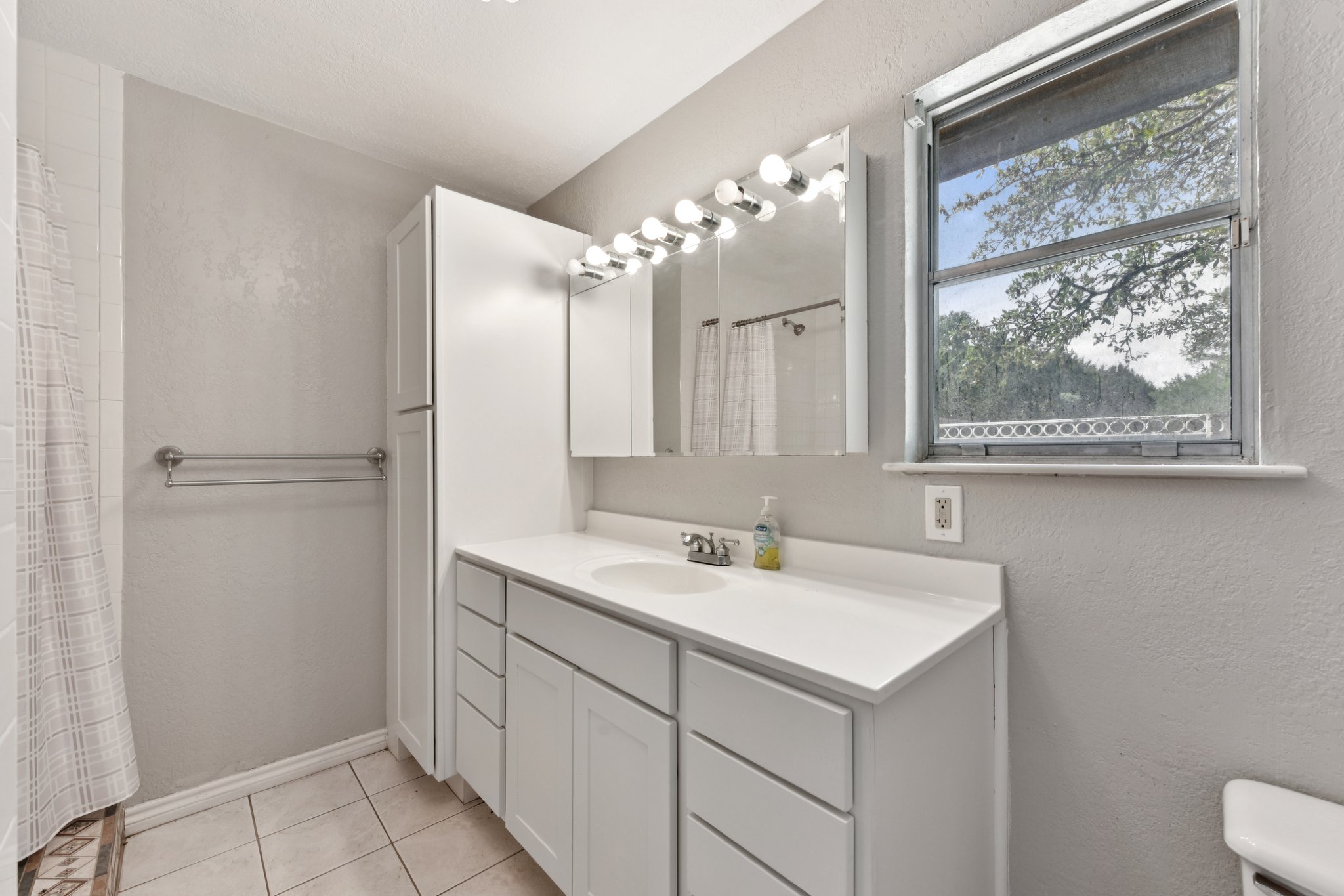 Eagle Trl-S0104-049.jpg