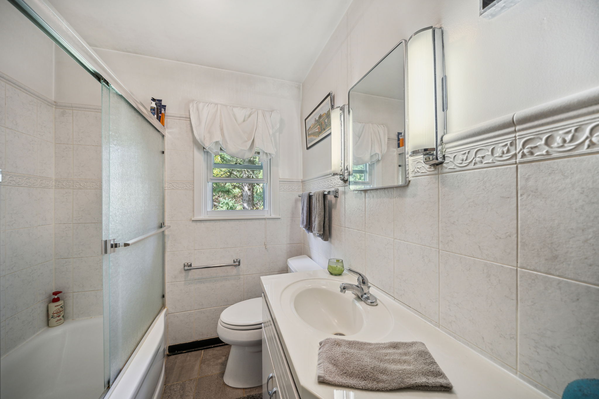 08_main level Bathroom w/tile floor