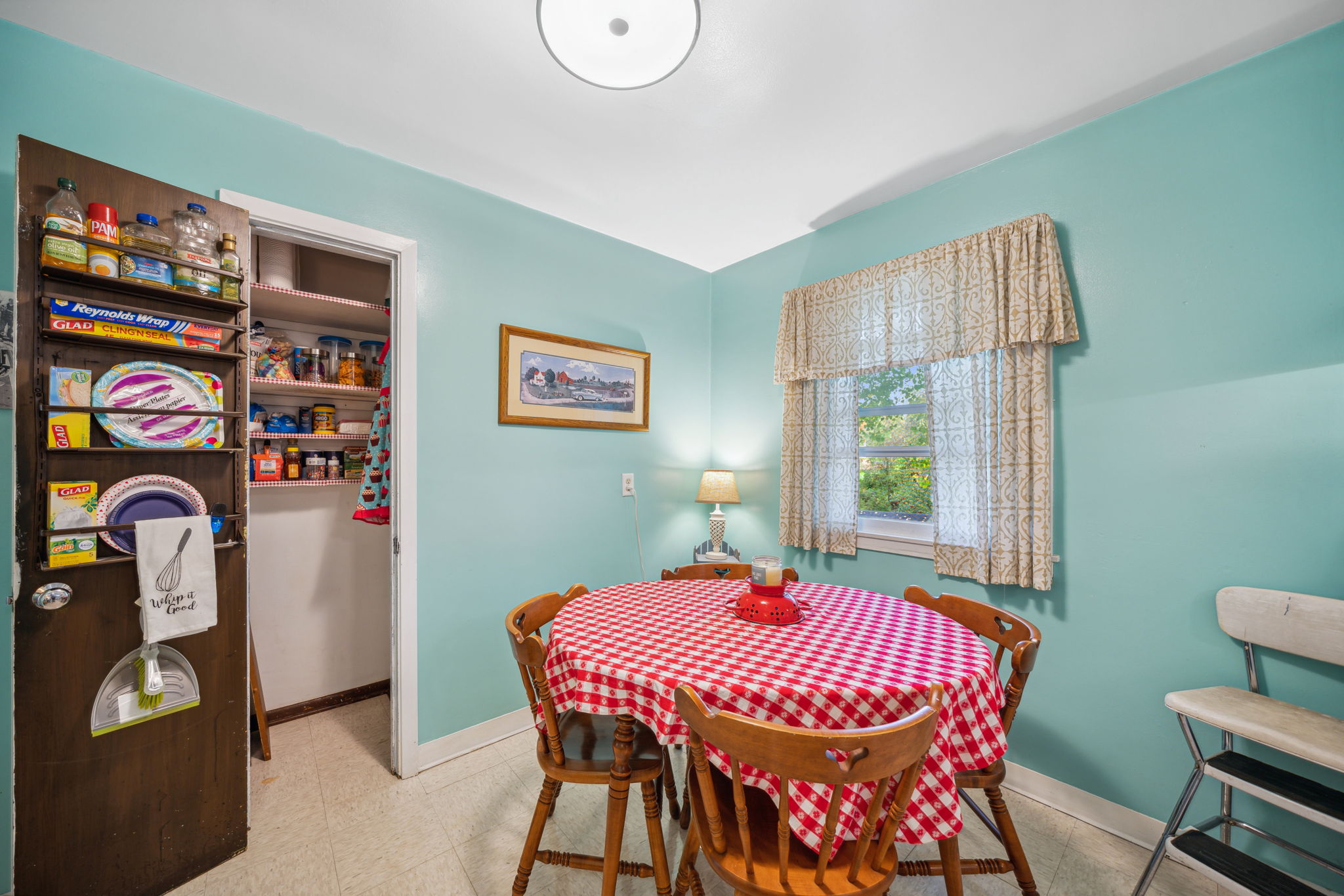06_Dining area plus Pantry
