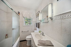08_main level Bathroom w/tile floor