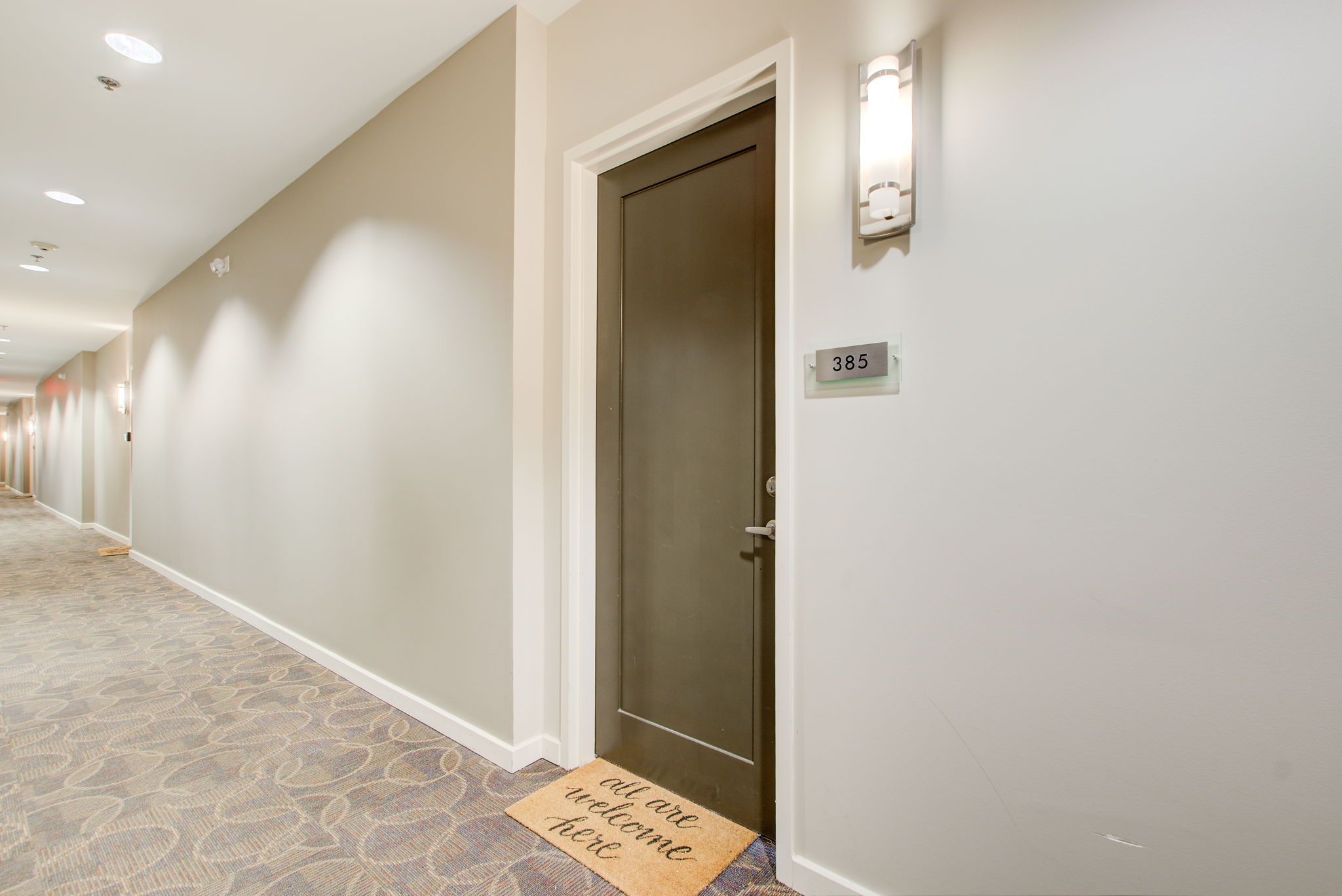 1 Unit Entry w Hallway